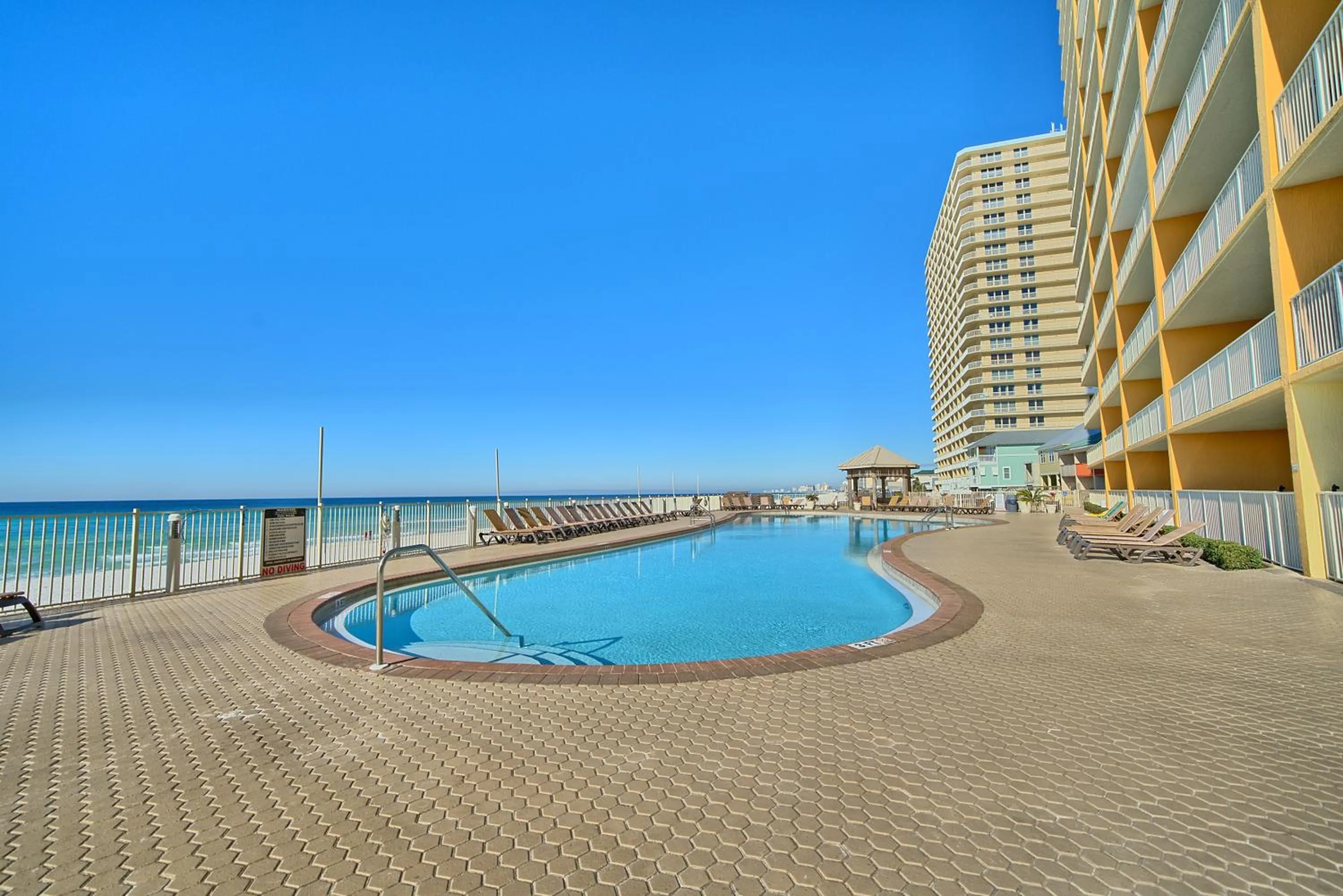 Swimming pool in Treasure Island 1007