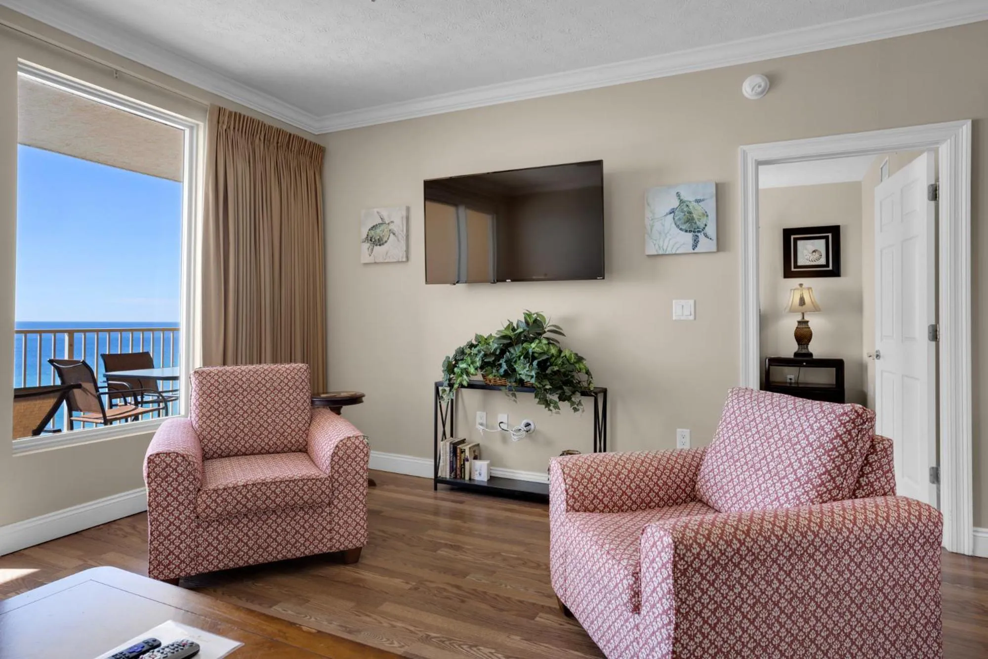 Photo of the whole room in Treasure Island 1007