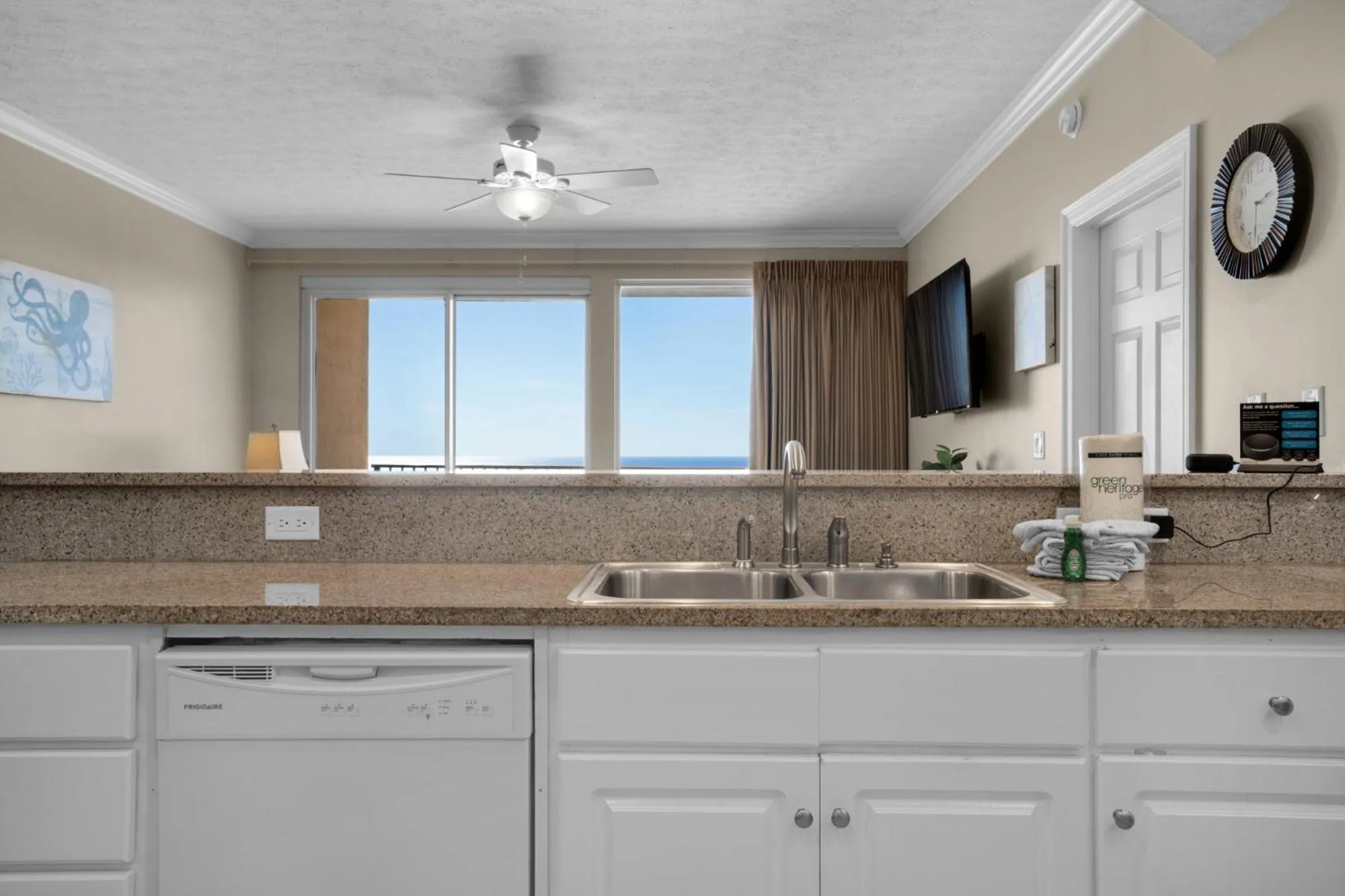 Kitchen or kitchenette in Treasure Island 1007