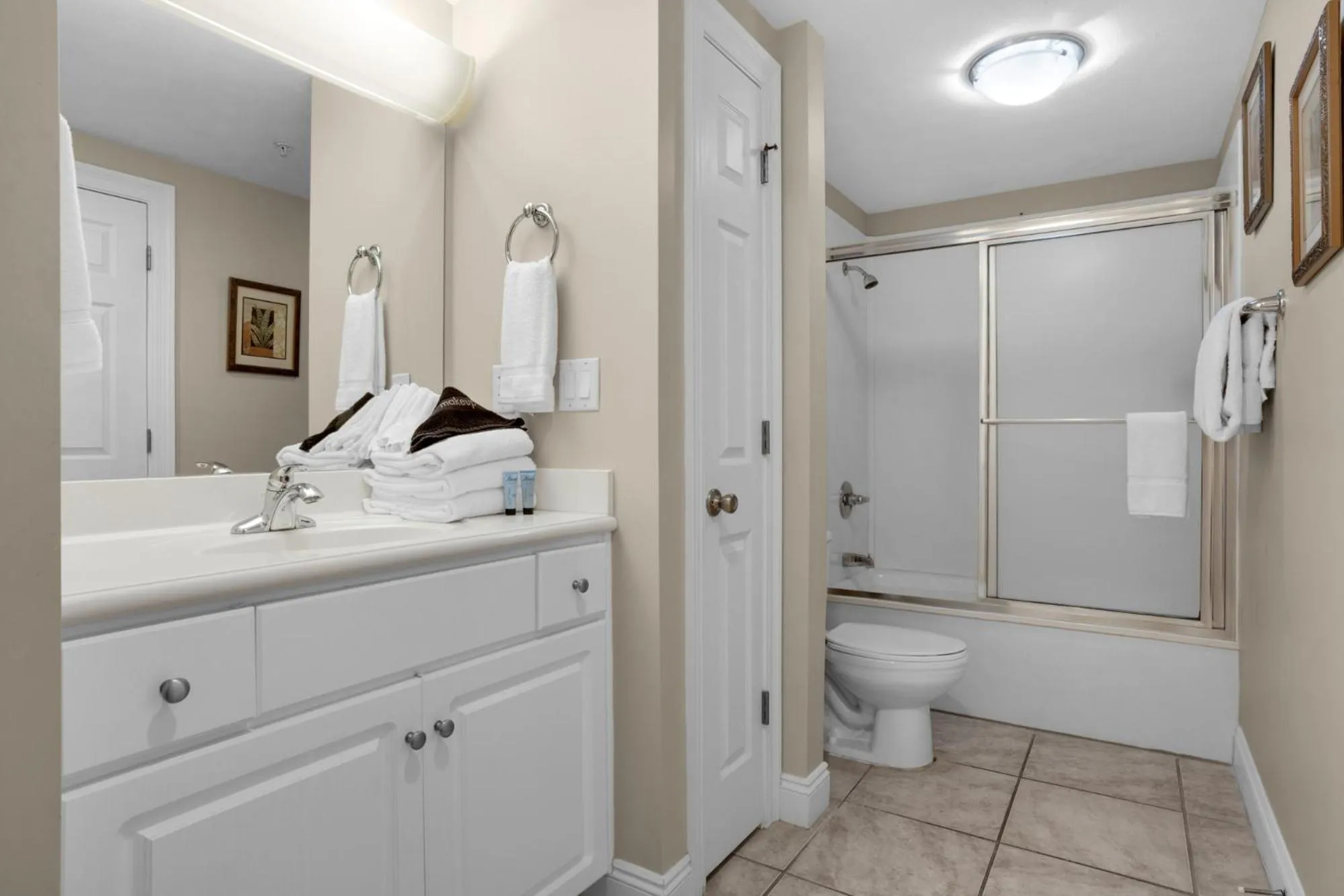 Photo of the whole room in Treasure Island 1007