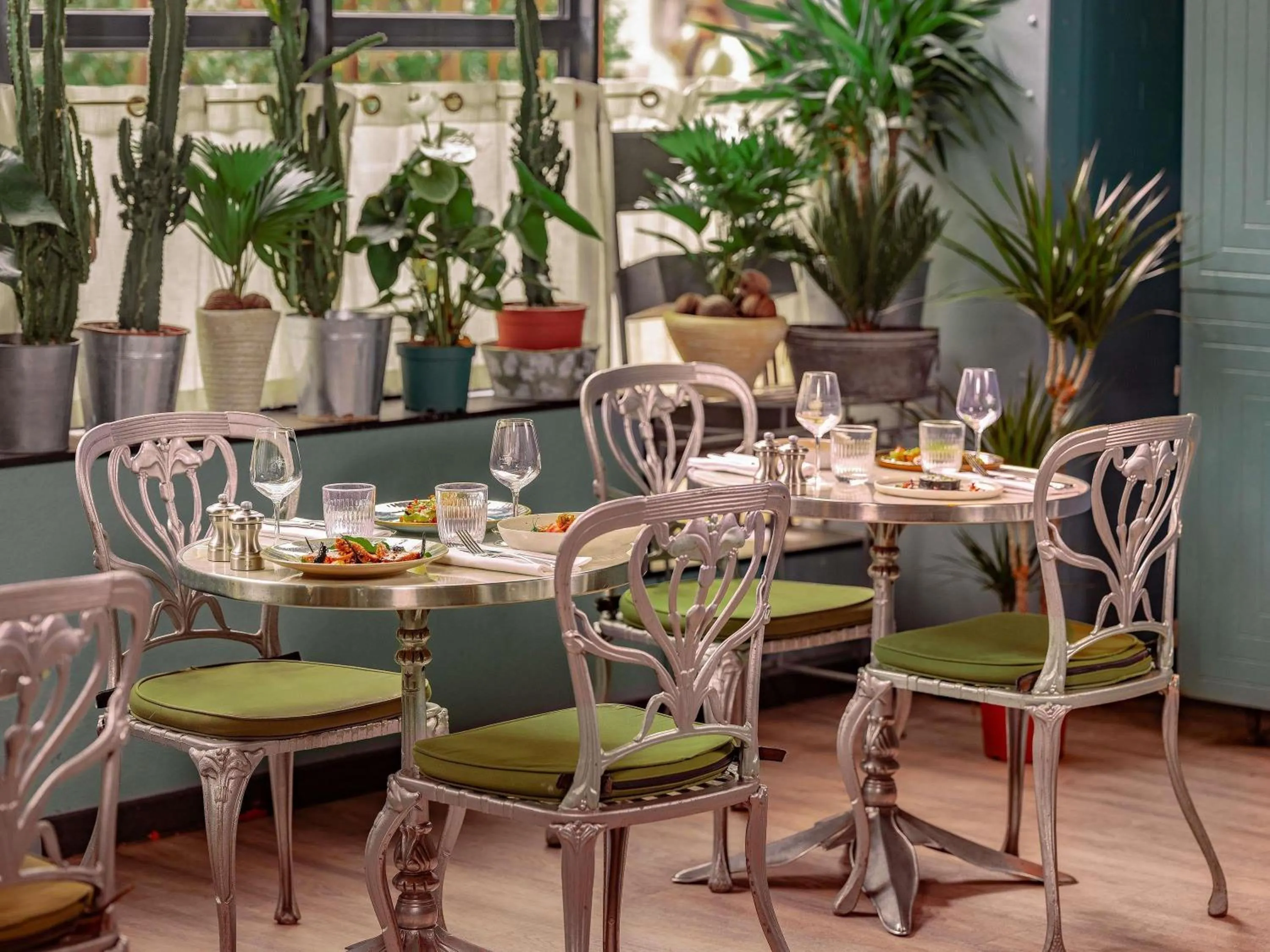 Restaurant/places to eat in ibis Paris Bastille Opera