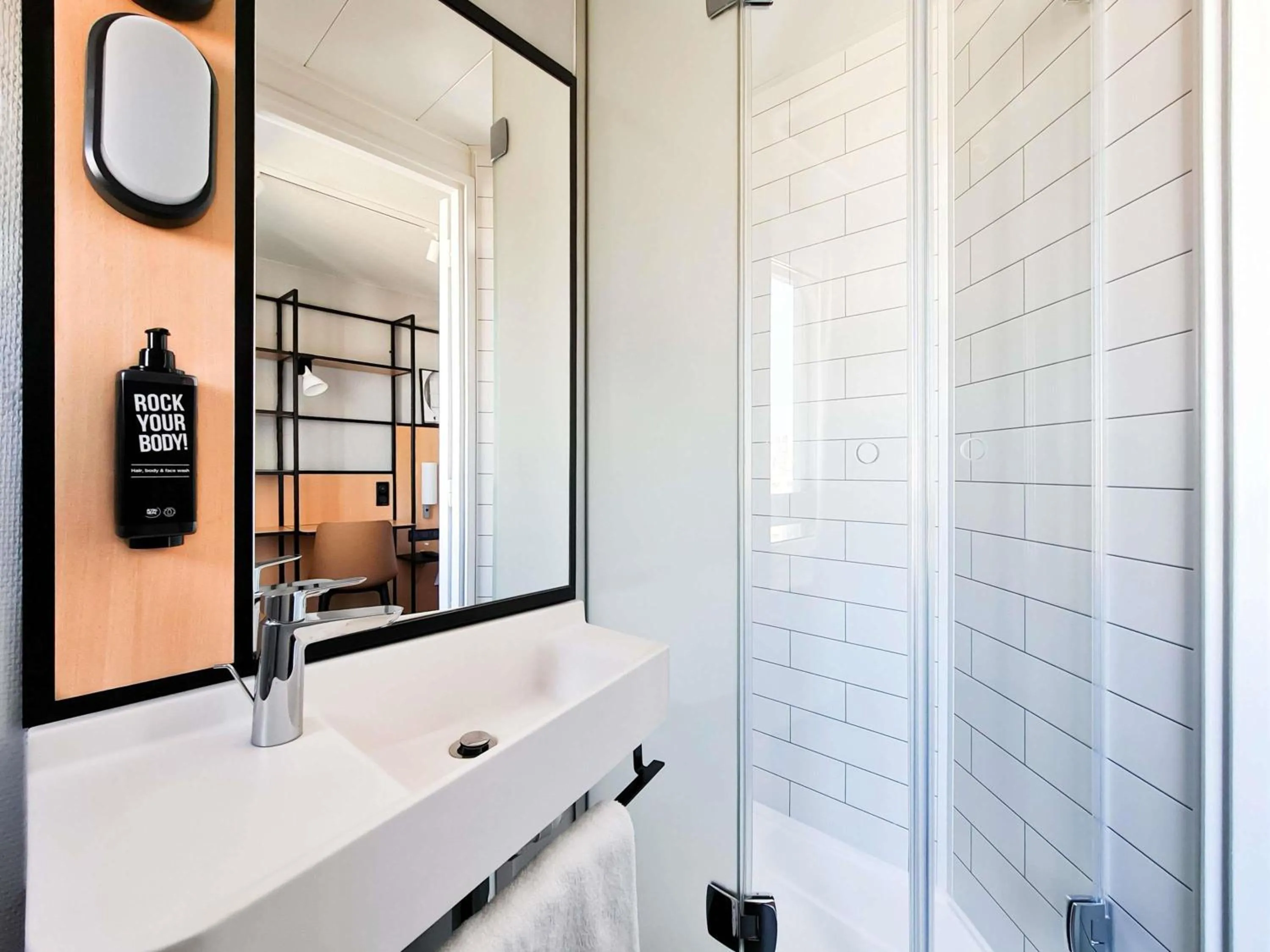 Bedroom in ibis Paris Bastille Opera