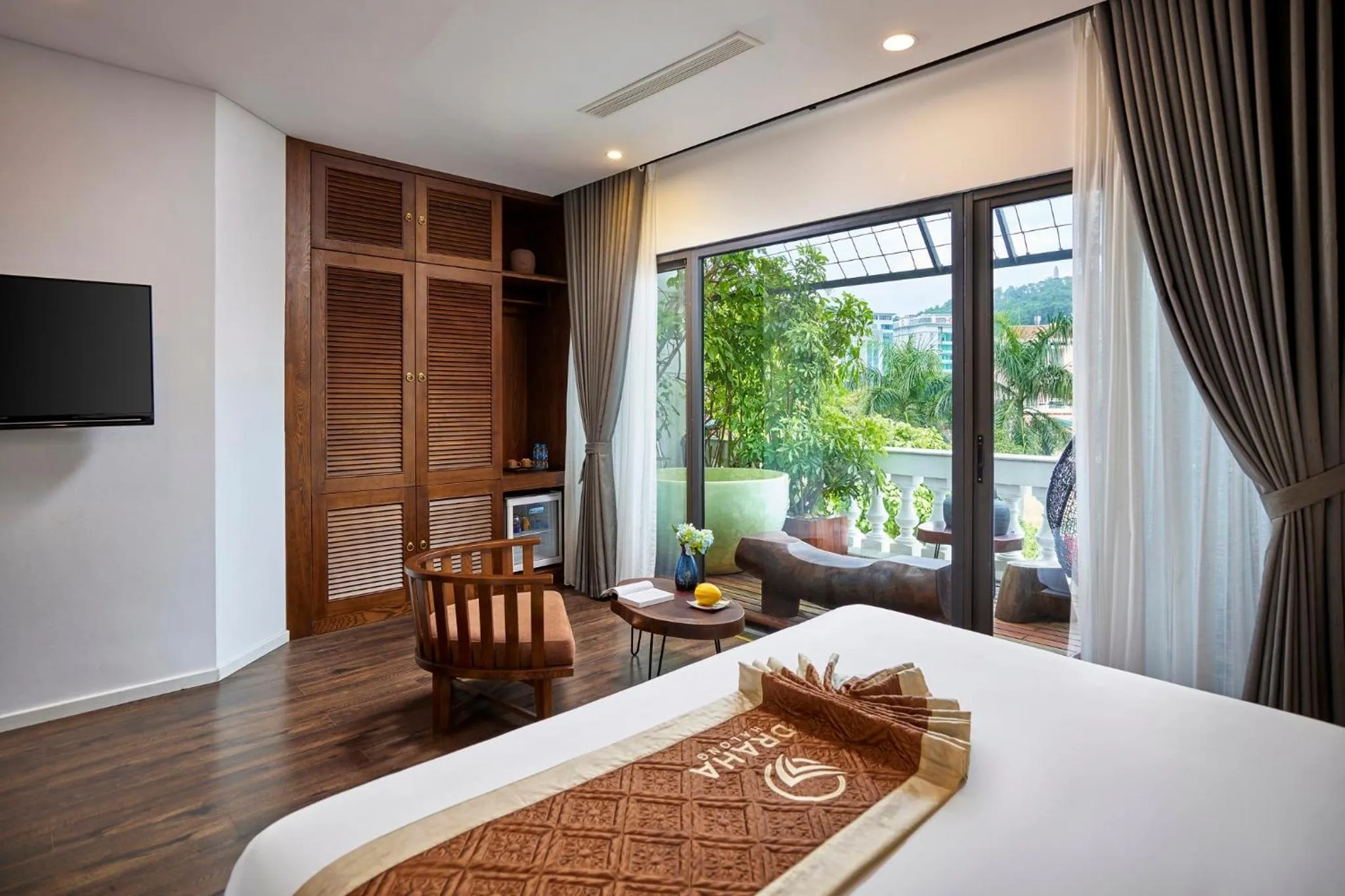 Day, Bed in Draha Halong Hotel - Serenity, Charm and Nature - Preferred by Western Travelers