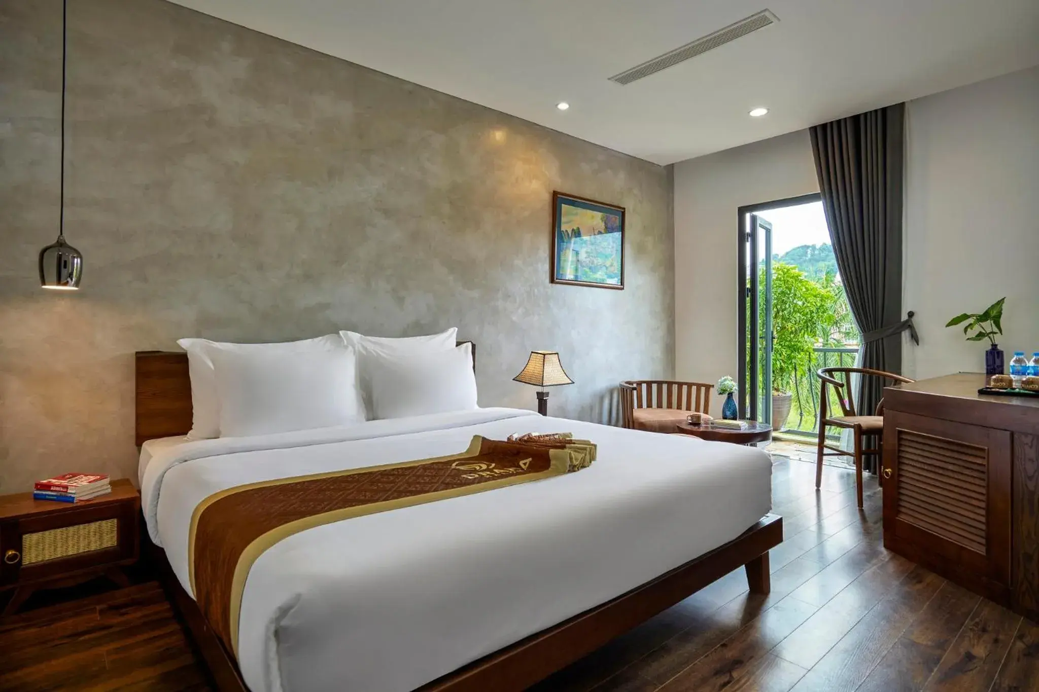 Deluxe King Room with Balcony and Mountain View in Draha Halong Hotel - Serenity, Charm and Nature - Preferred by Western Travelers Deluxe King Room with Balcony and Mountain View in Draha Halong Hotel - Serenity, Charm and Nature - Preferred by Western Travelers