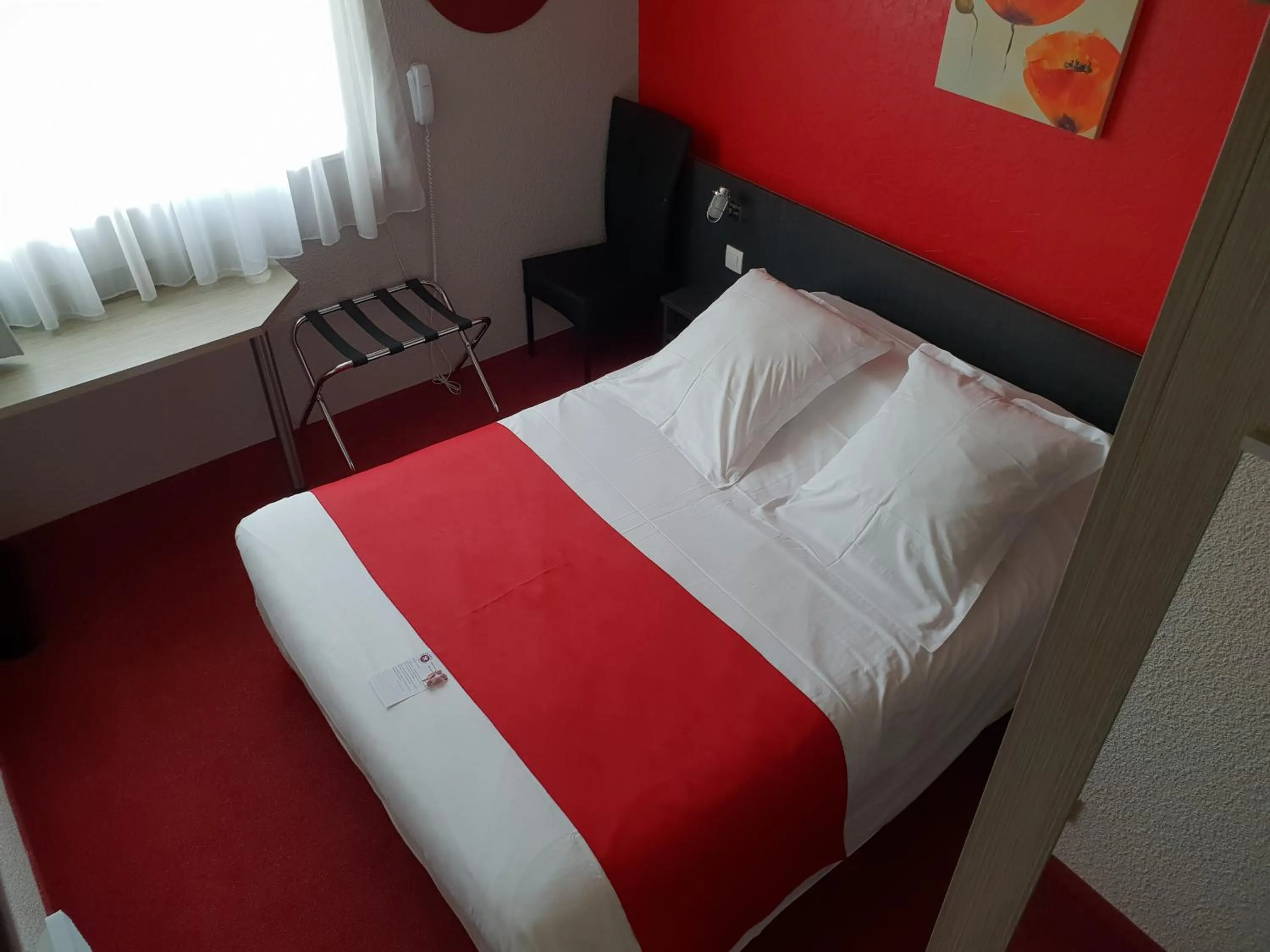 Photo of the whole room, Bed in The Originals City, Hôtel Éden, Rouen Nord