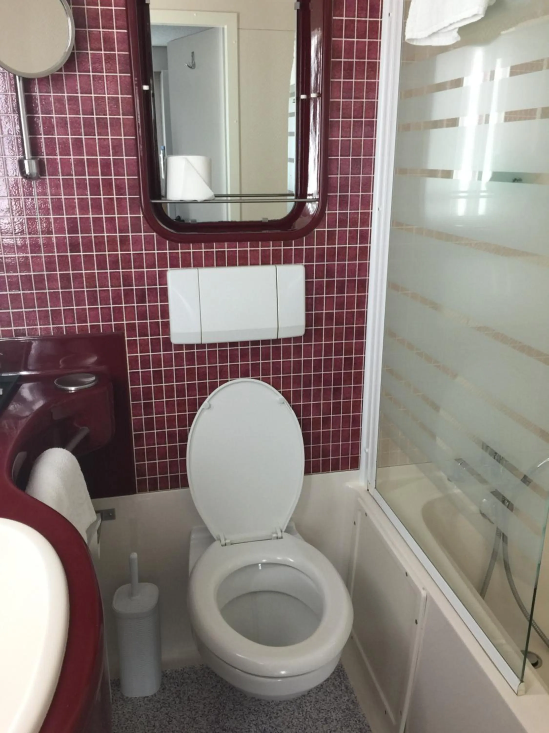 Bathroom in The Originals City, Hôtel Éden, Rouen Nord