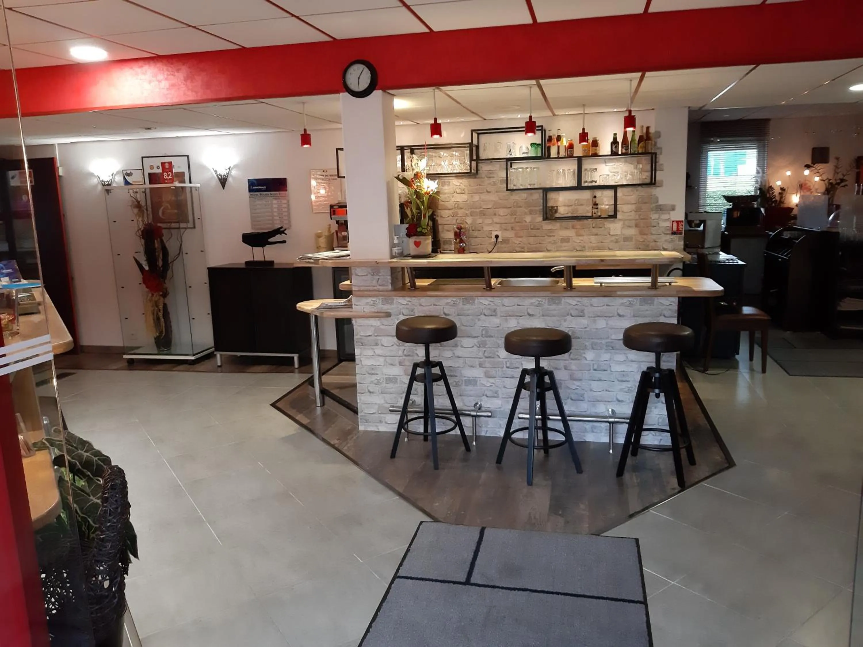 Lounge or bar in The Originals City, Hôtel Éden, Rouen Nord