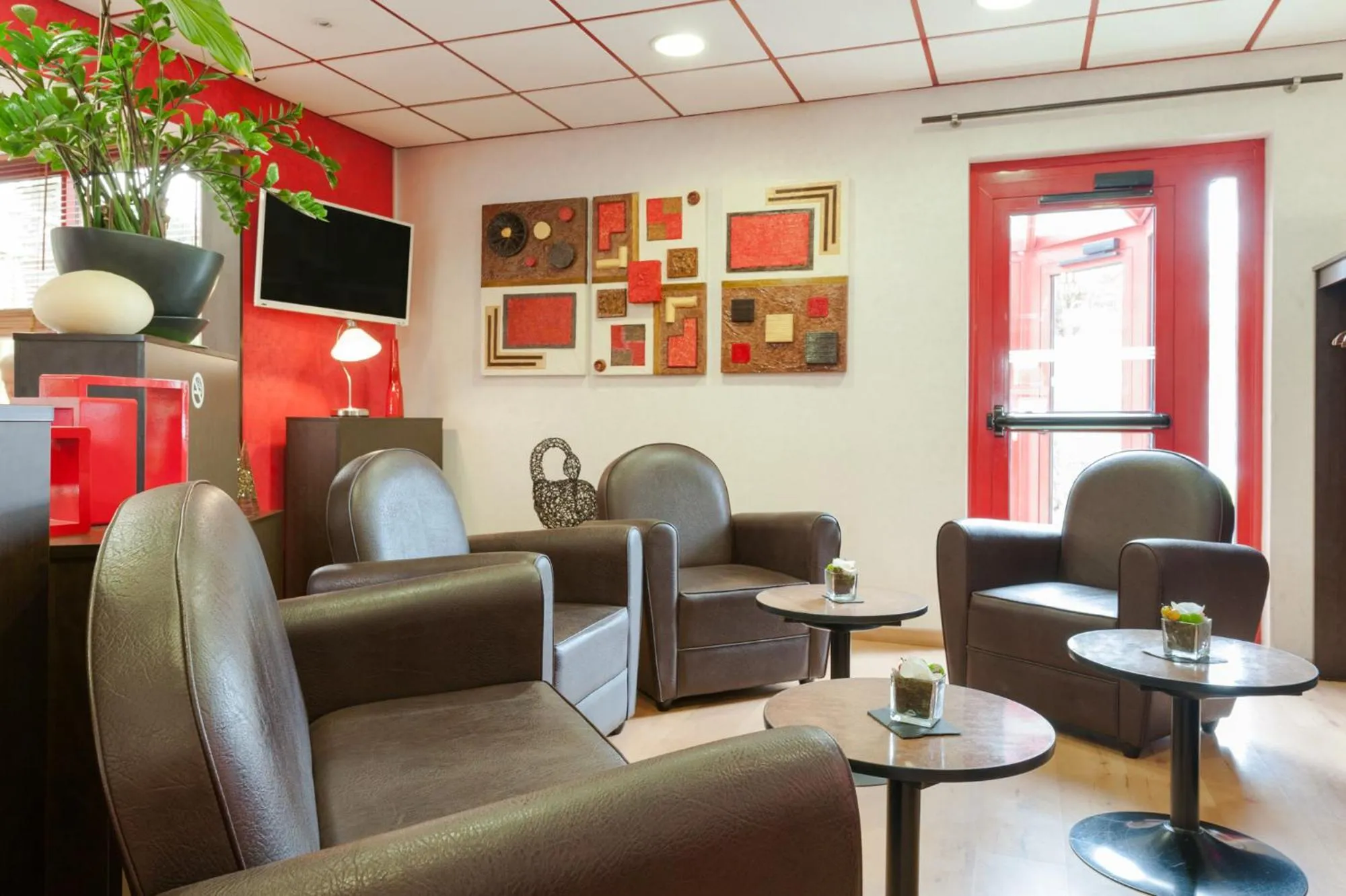 Lounge or bar in The Originals City, Hôtel Éden, Rouen Nord