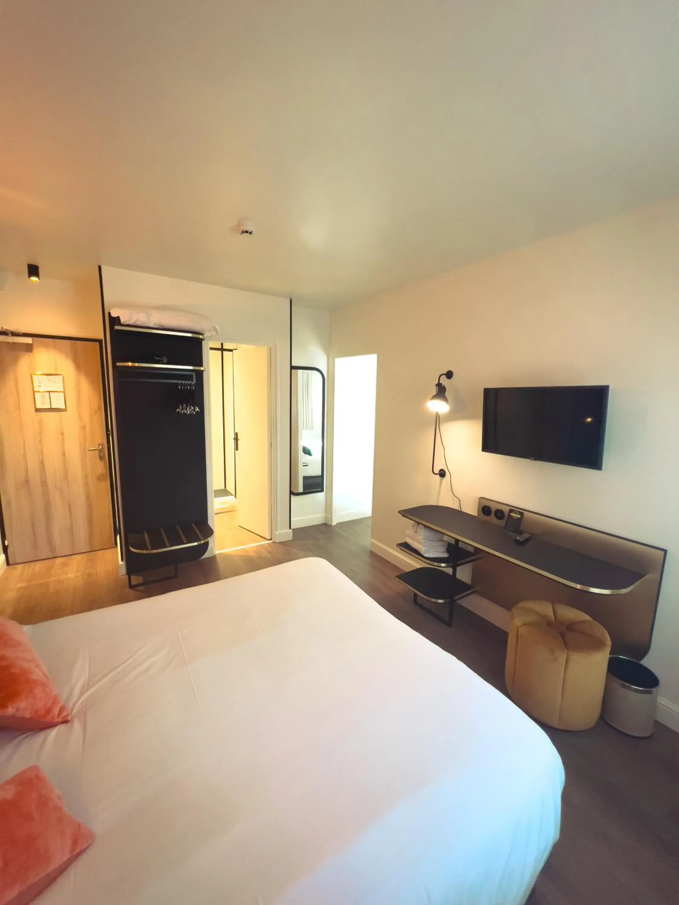 Photo of the whole room, Bed in Grand Hôtel de Bretagne