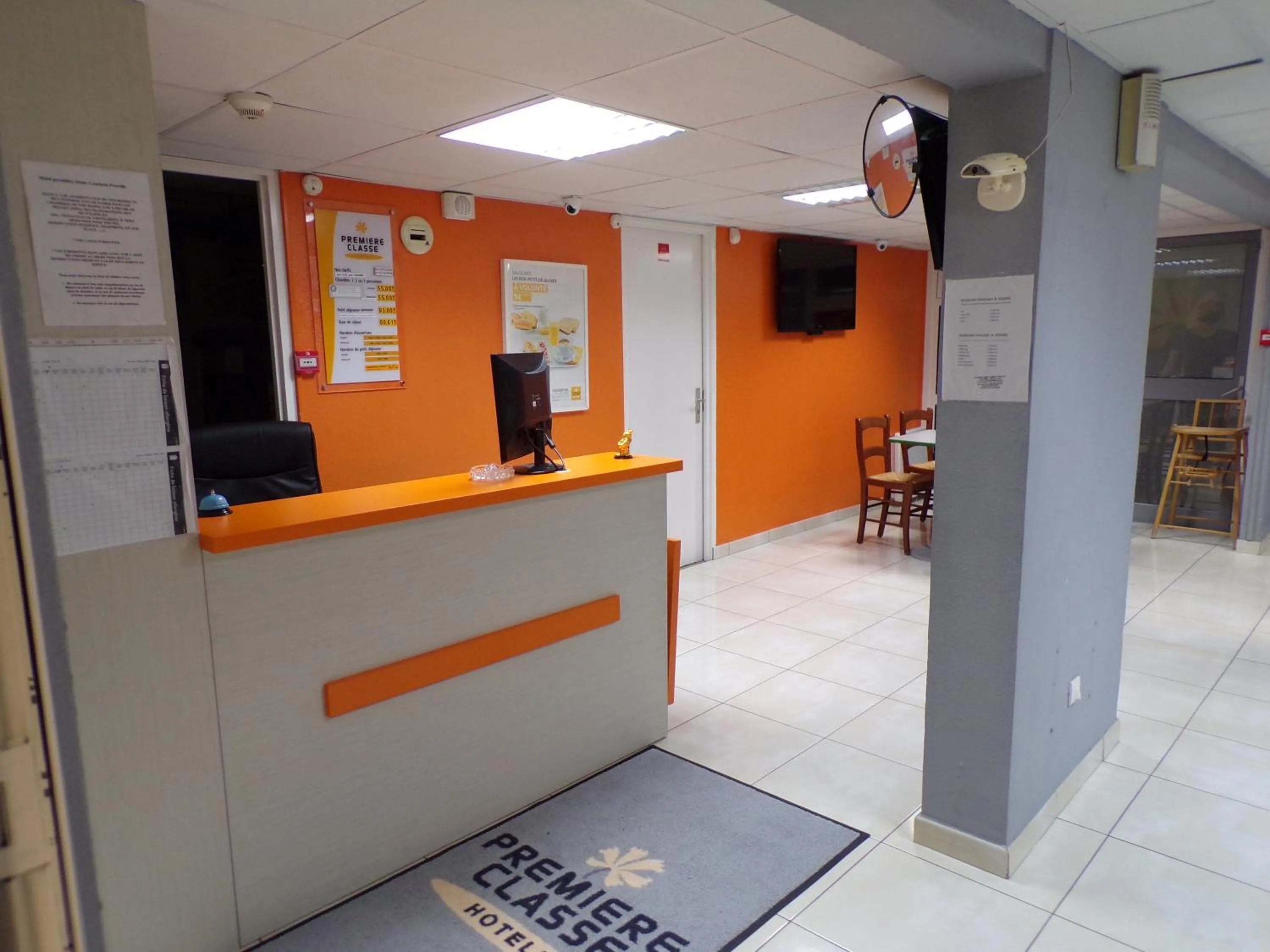 Lobby or reception in Premiere Classe Cambrai Proville