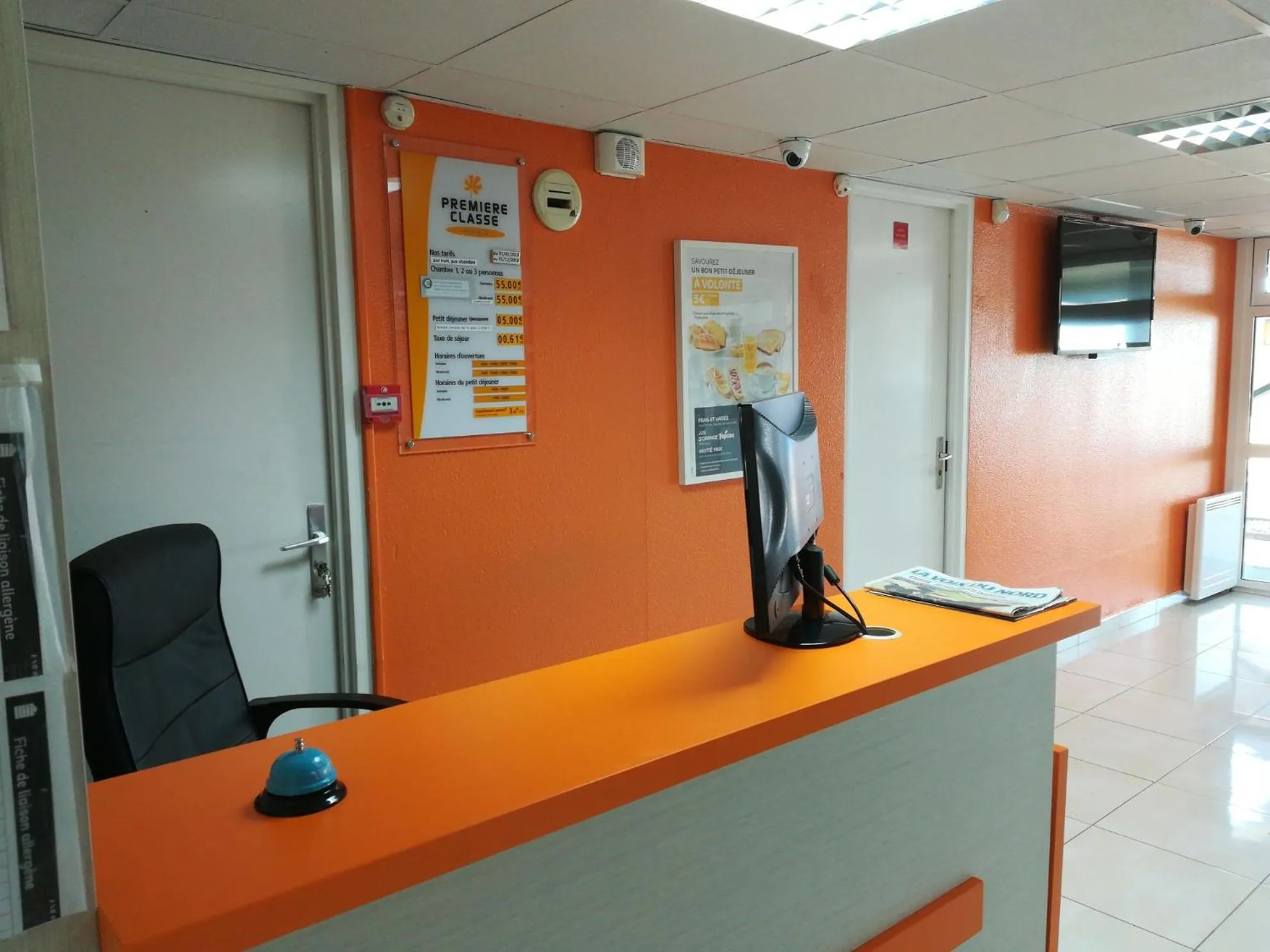 Lobby or reception in Premiere Classe Cambrai Proville