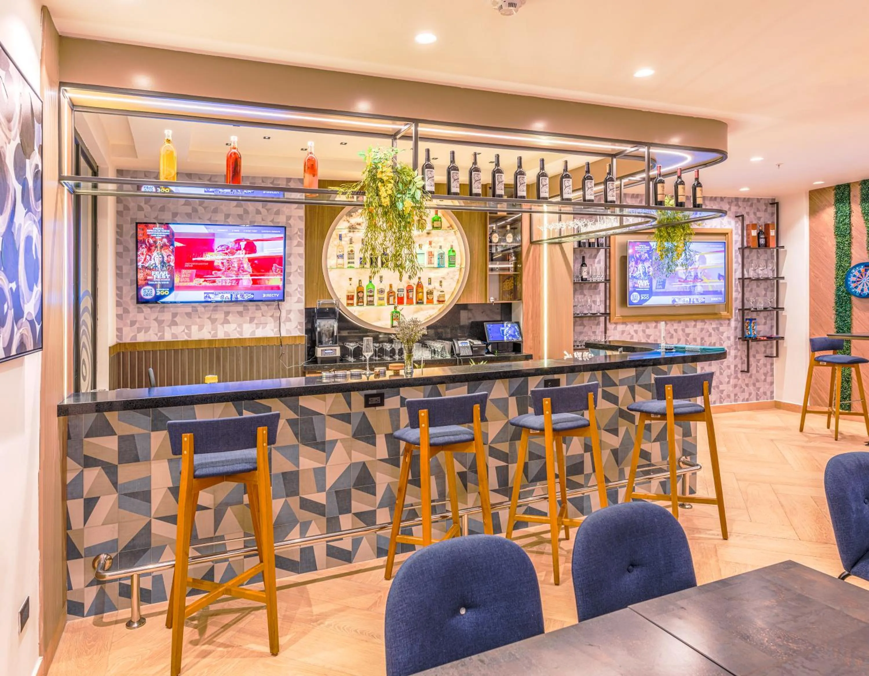 Lounge or bar in REEC Machala by Oro Verde Hotels