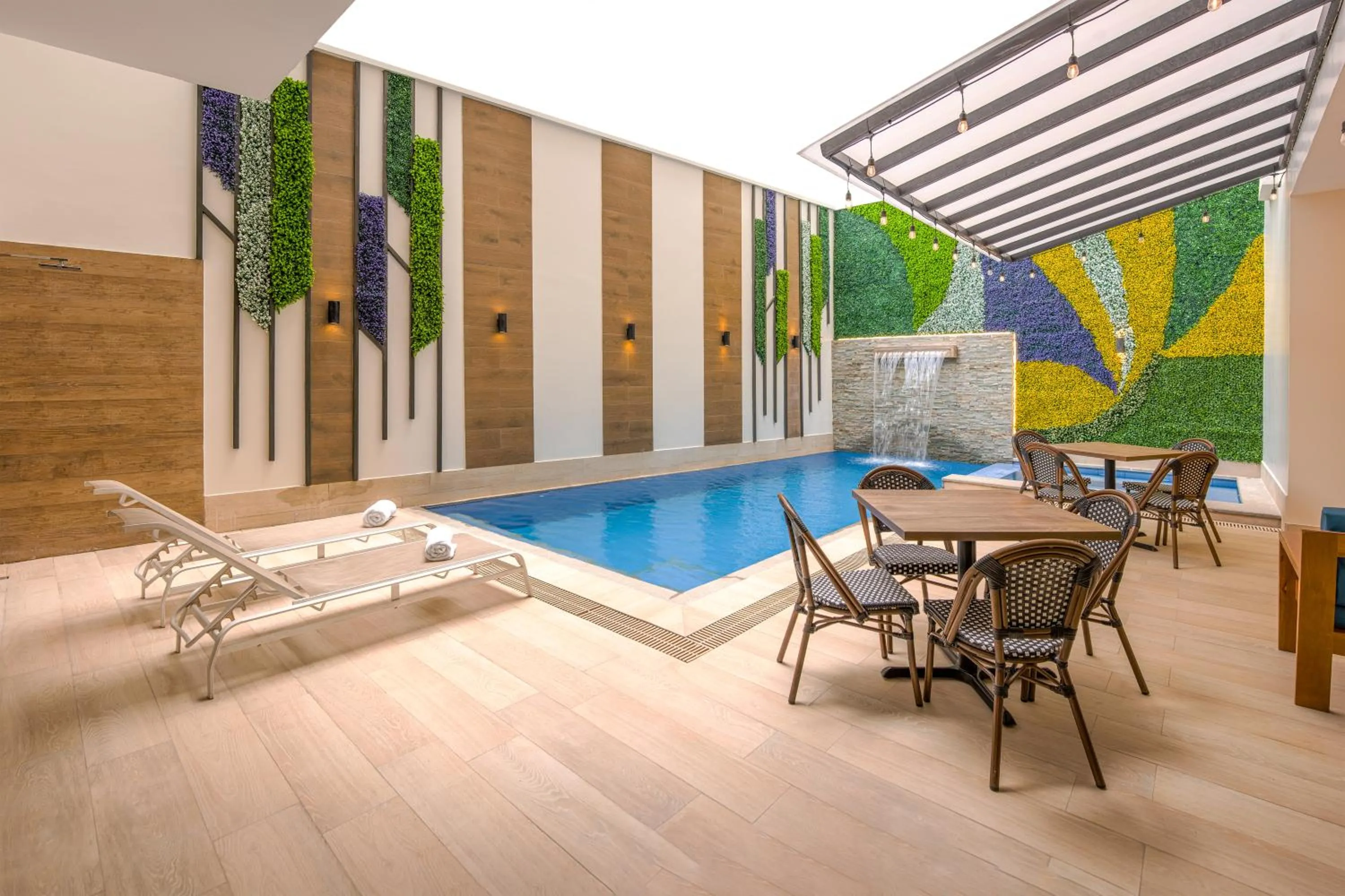 Swimming pool in REEC Machala by Oro Verde Hotels