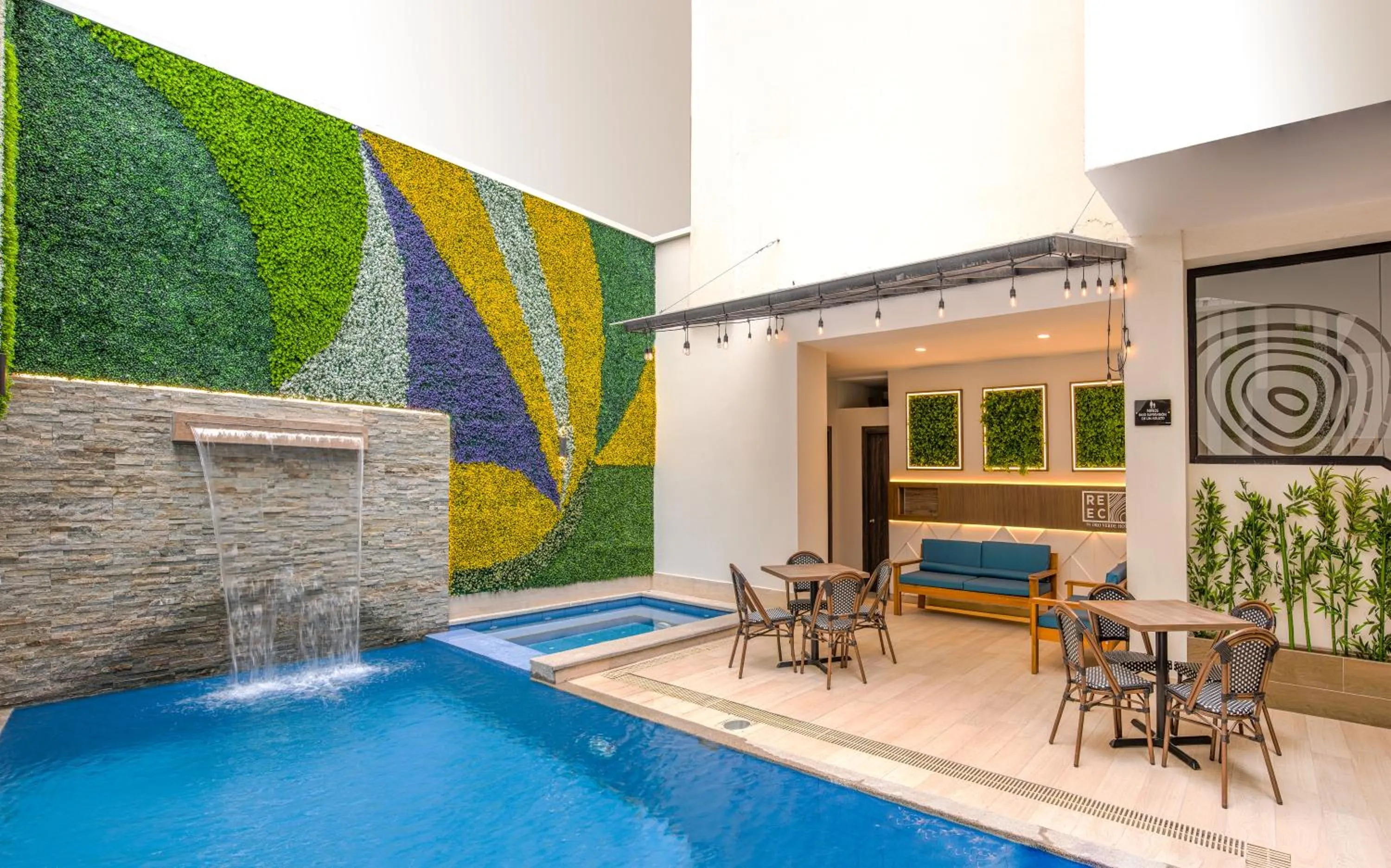 Swimming pool in REEC Machala by Oro Verde Hotels