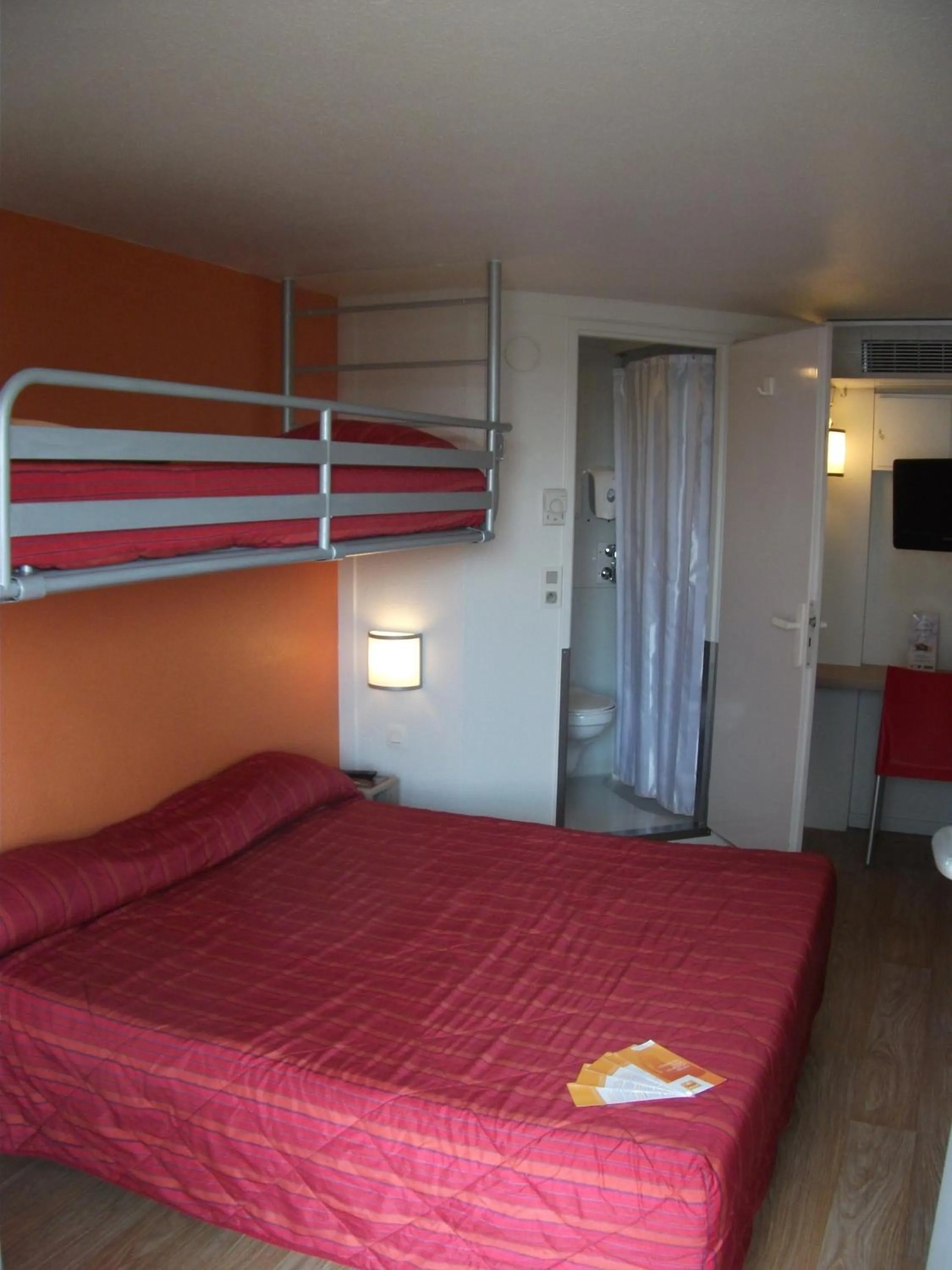 Bedroom, Bed in Premiere Classe Bayonne