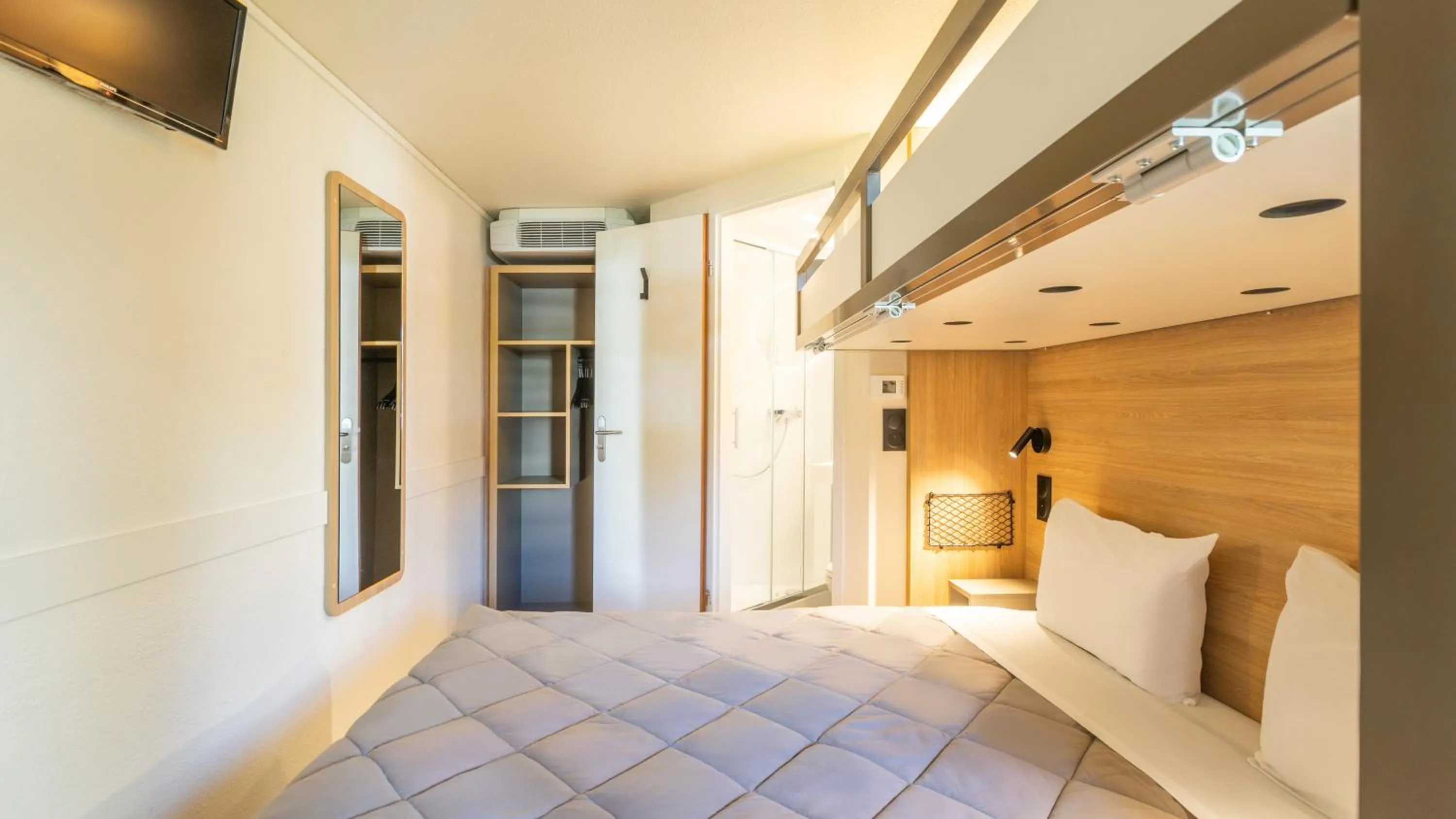 Photo of the whole room, Bed in Premiere Classe Bayonne