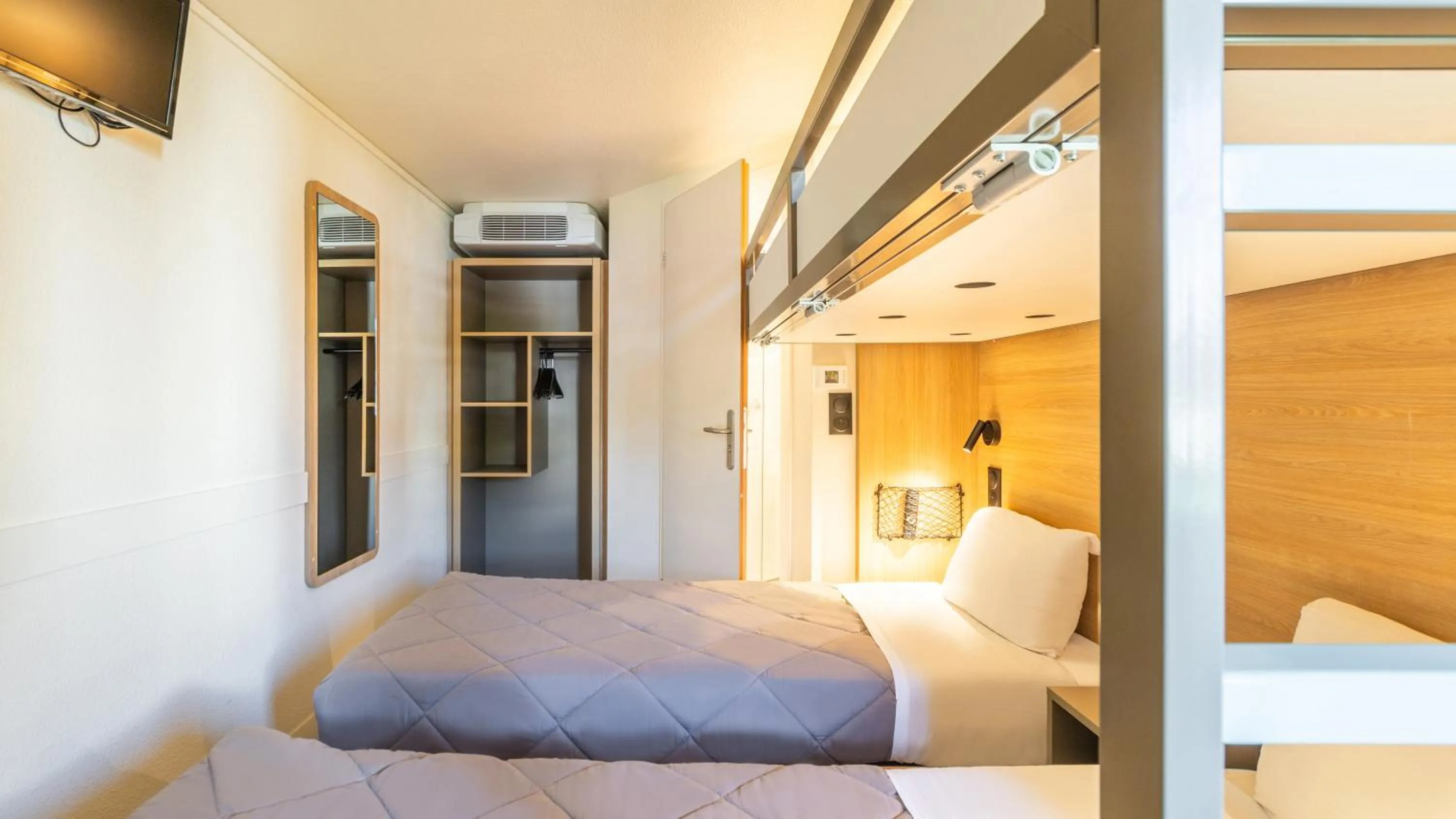 Photo of the whole room, Bed in Premiere Classe Bayonne