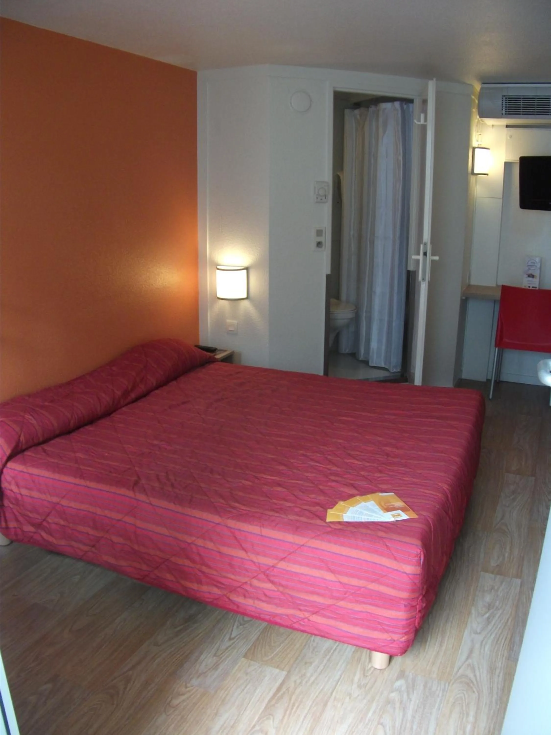 Bedroom, Bed in Premiere Classe Bayonne