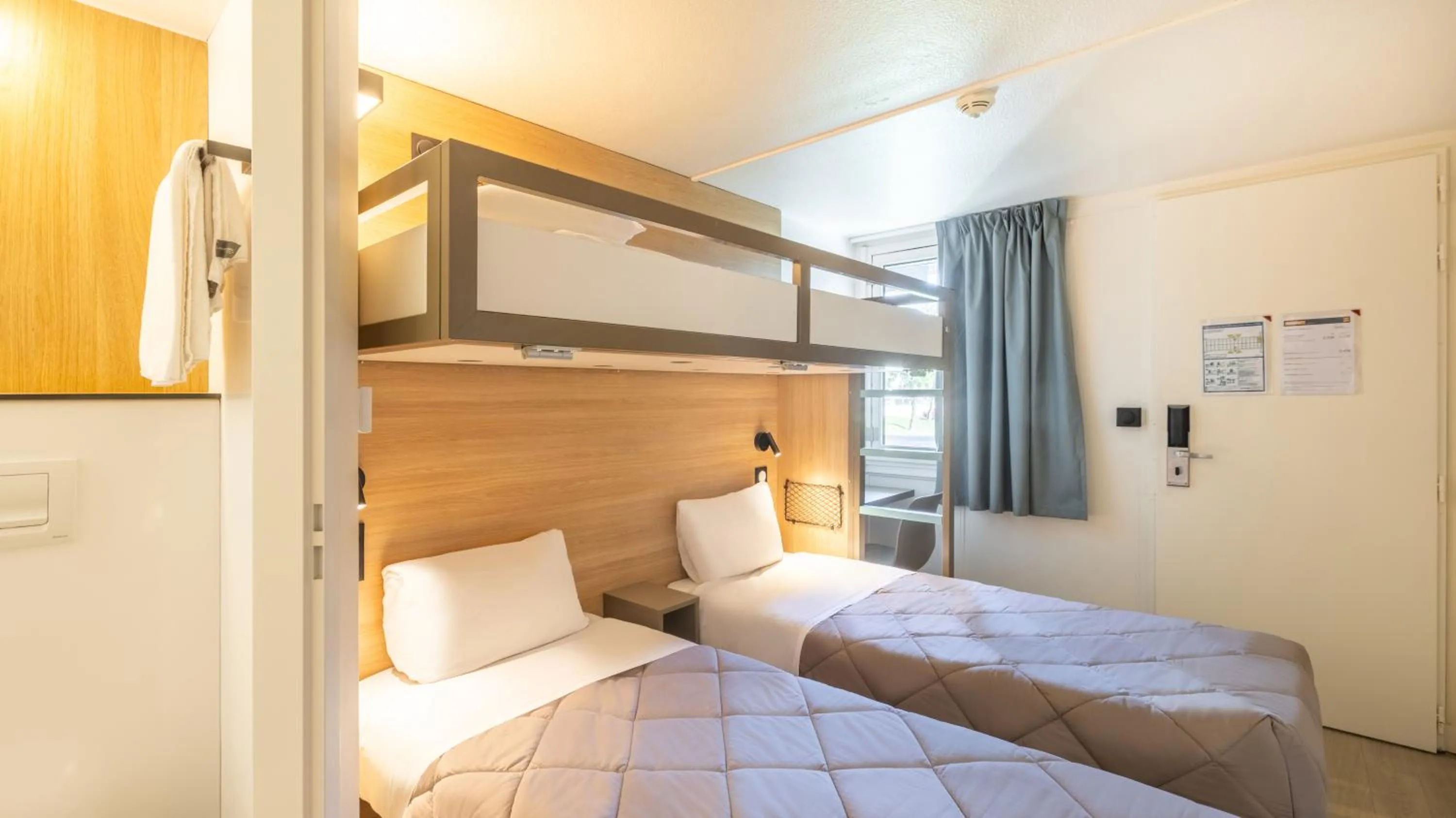 Photo of the whole room, Bed in Premiere Classe Bayonne