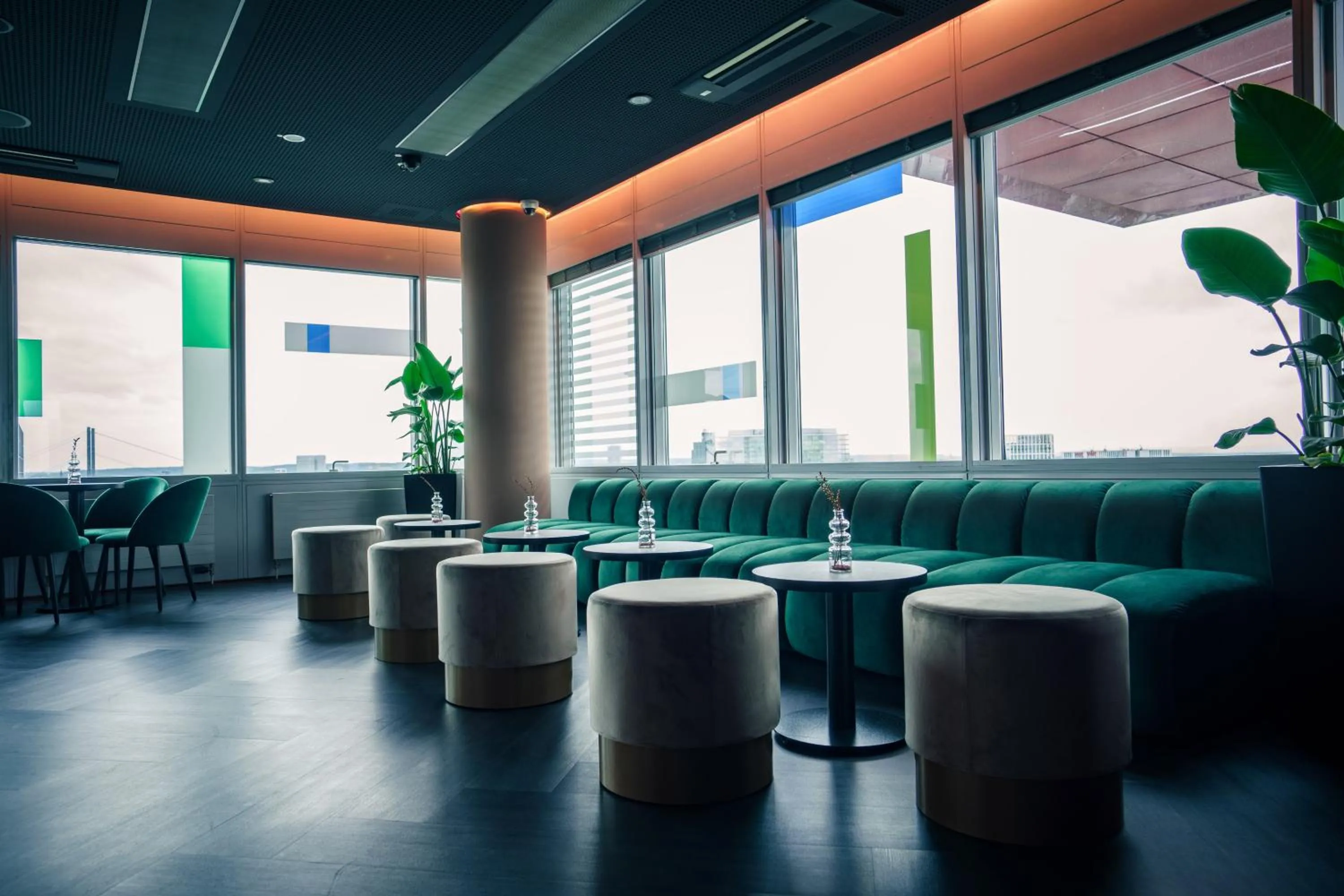 Lounge or bar in INNSiDE by Meliá Düsseldorf Hafen