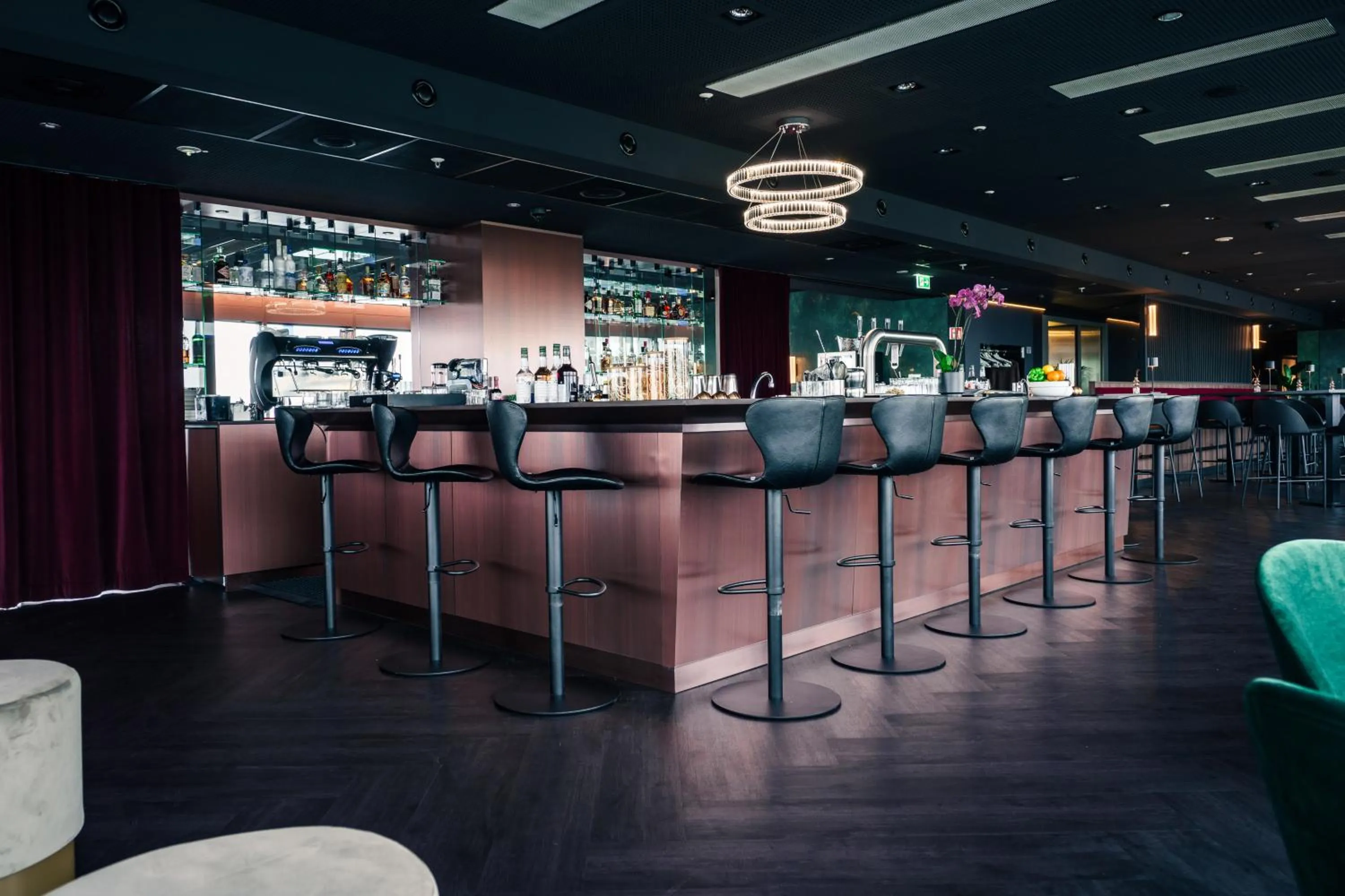 Lounge or bar in INNSiDE by Meliá Düsseldorf Hafen