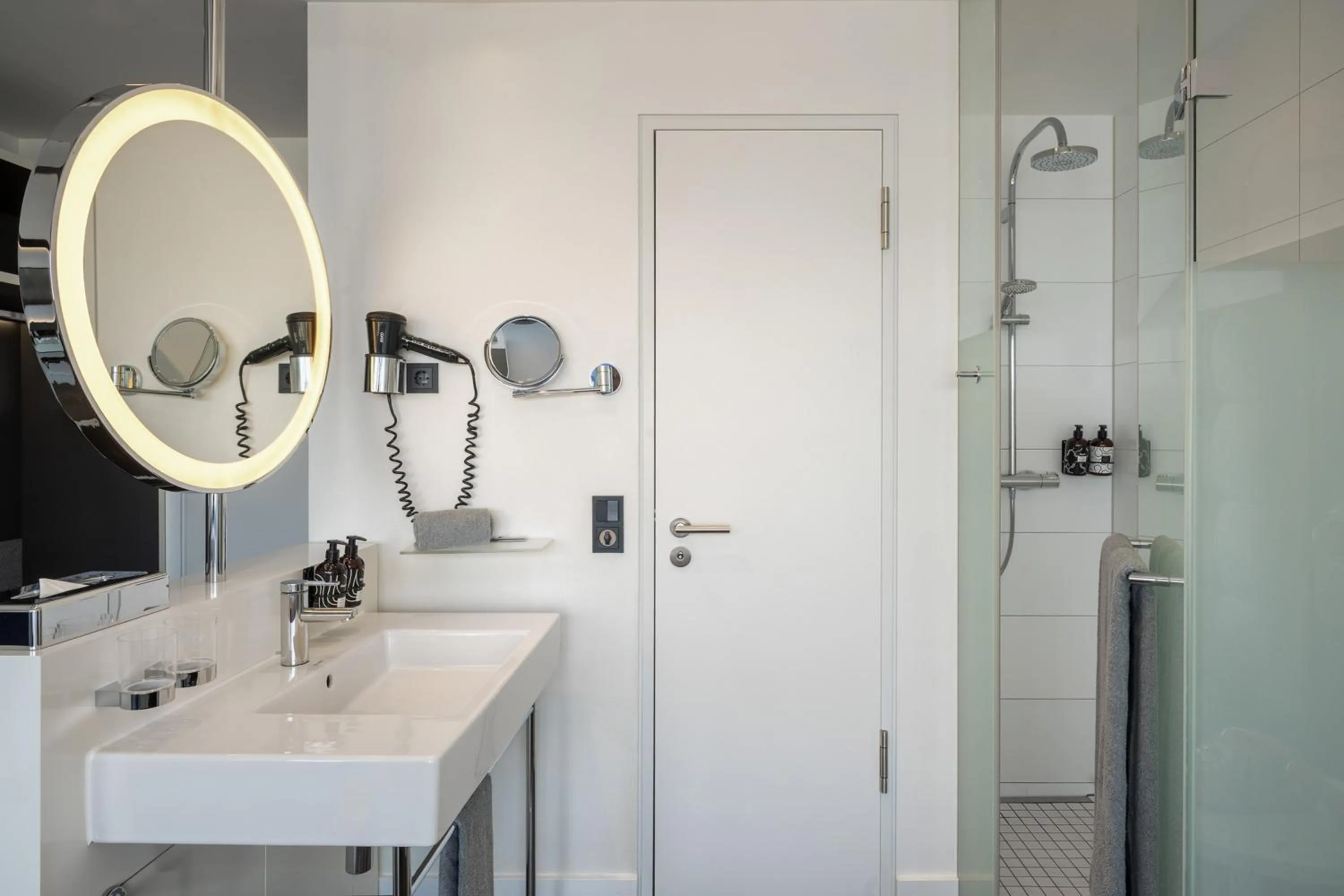 Bathroom in INNSiDE by Meliá Düsseldorf Hafen