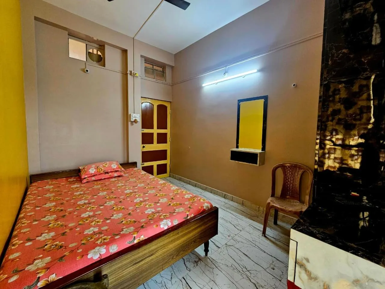 Bed in Monalisa Lodge