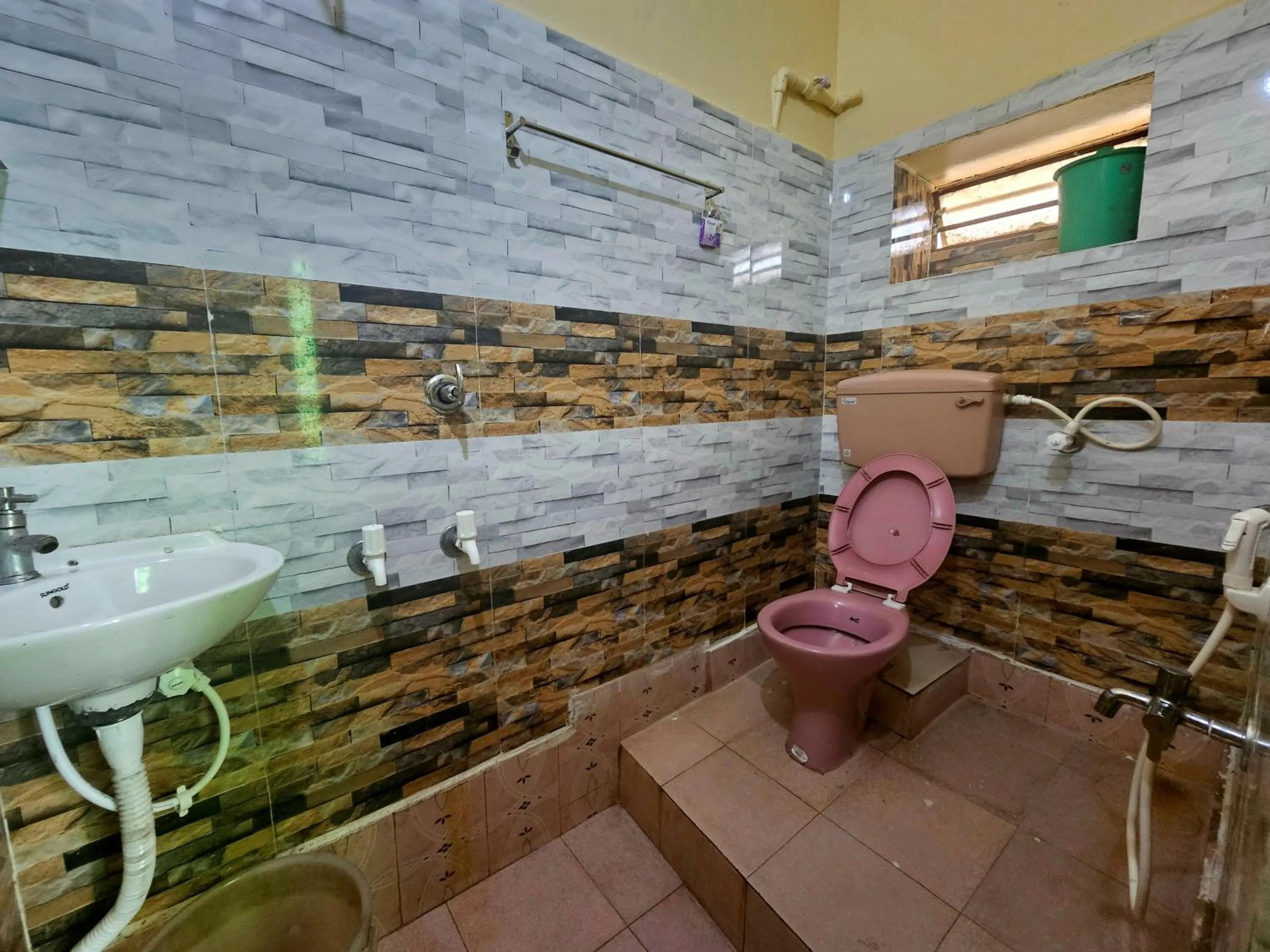 Bathroom in Monalisa Lodge