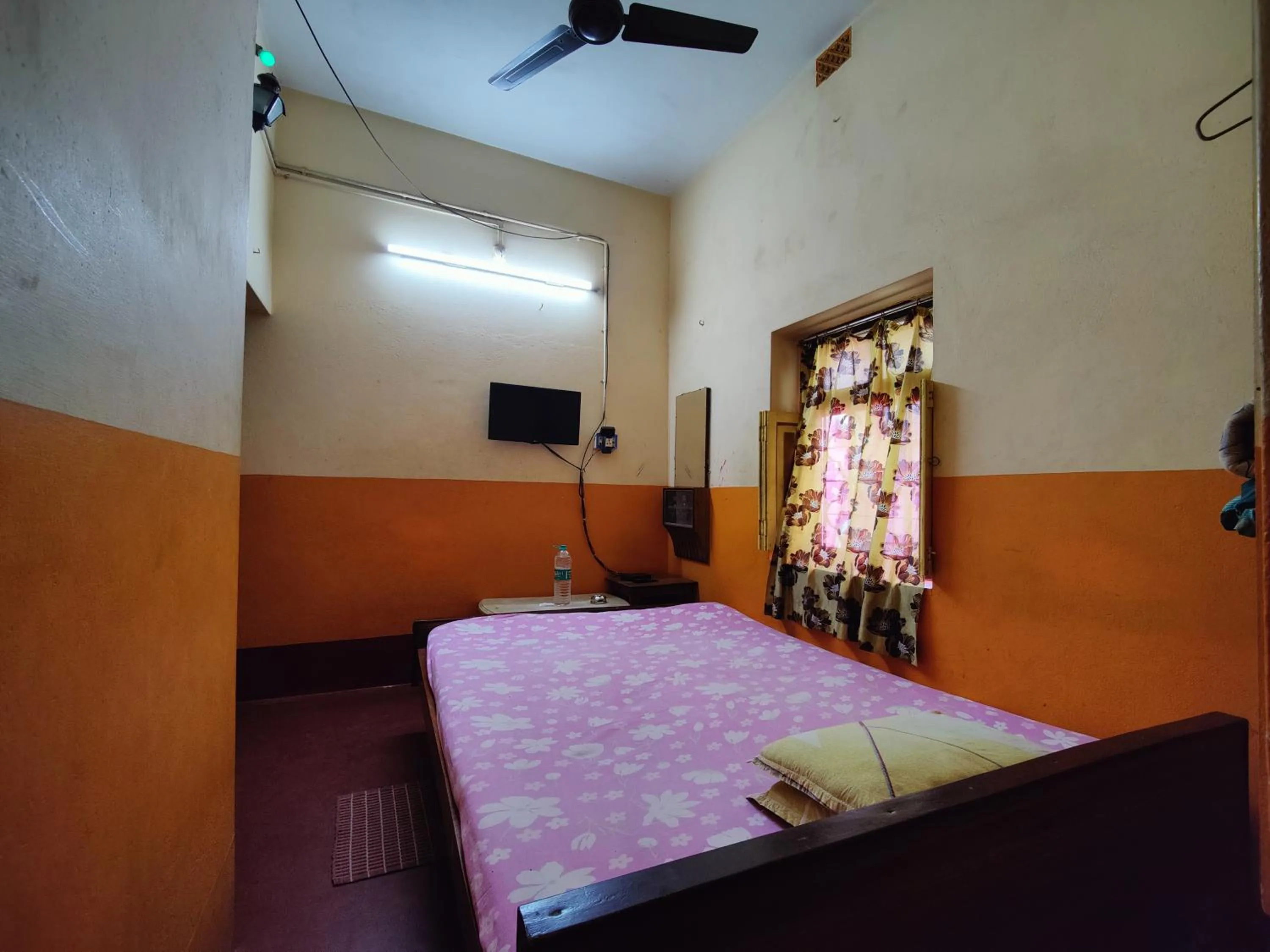 Bed in Monalisa Lodge