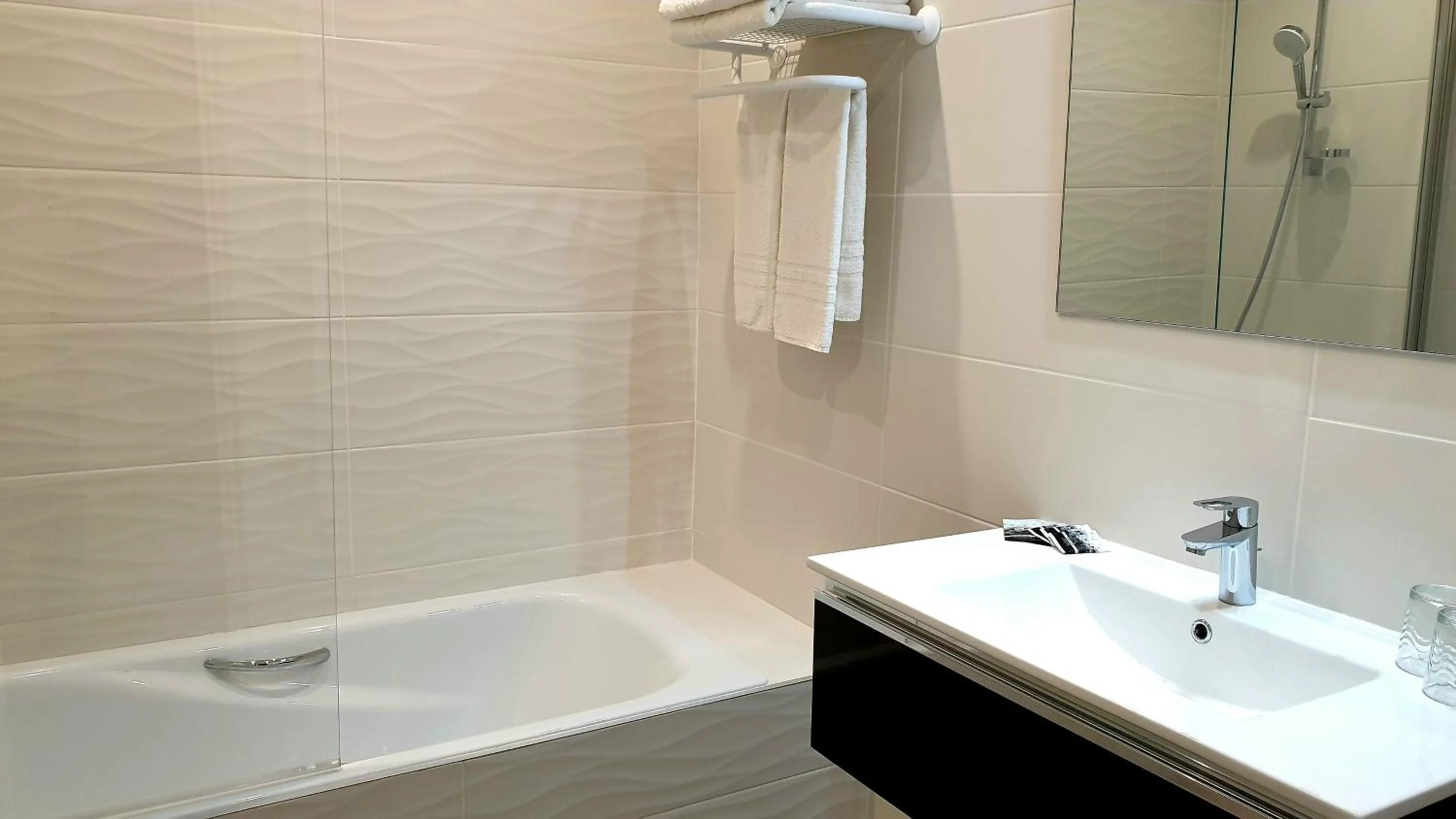 Shower in Hôtel AMBEILLE