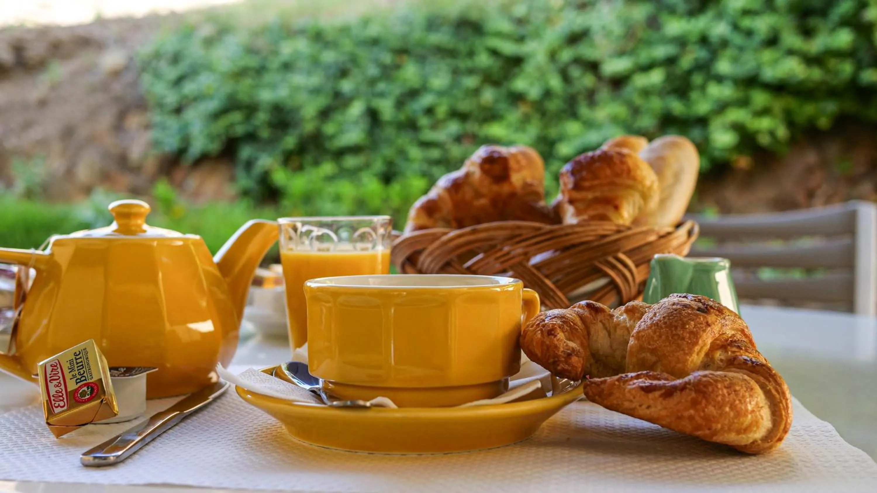 Patio in Hôtel AMBEILLE