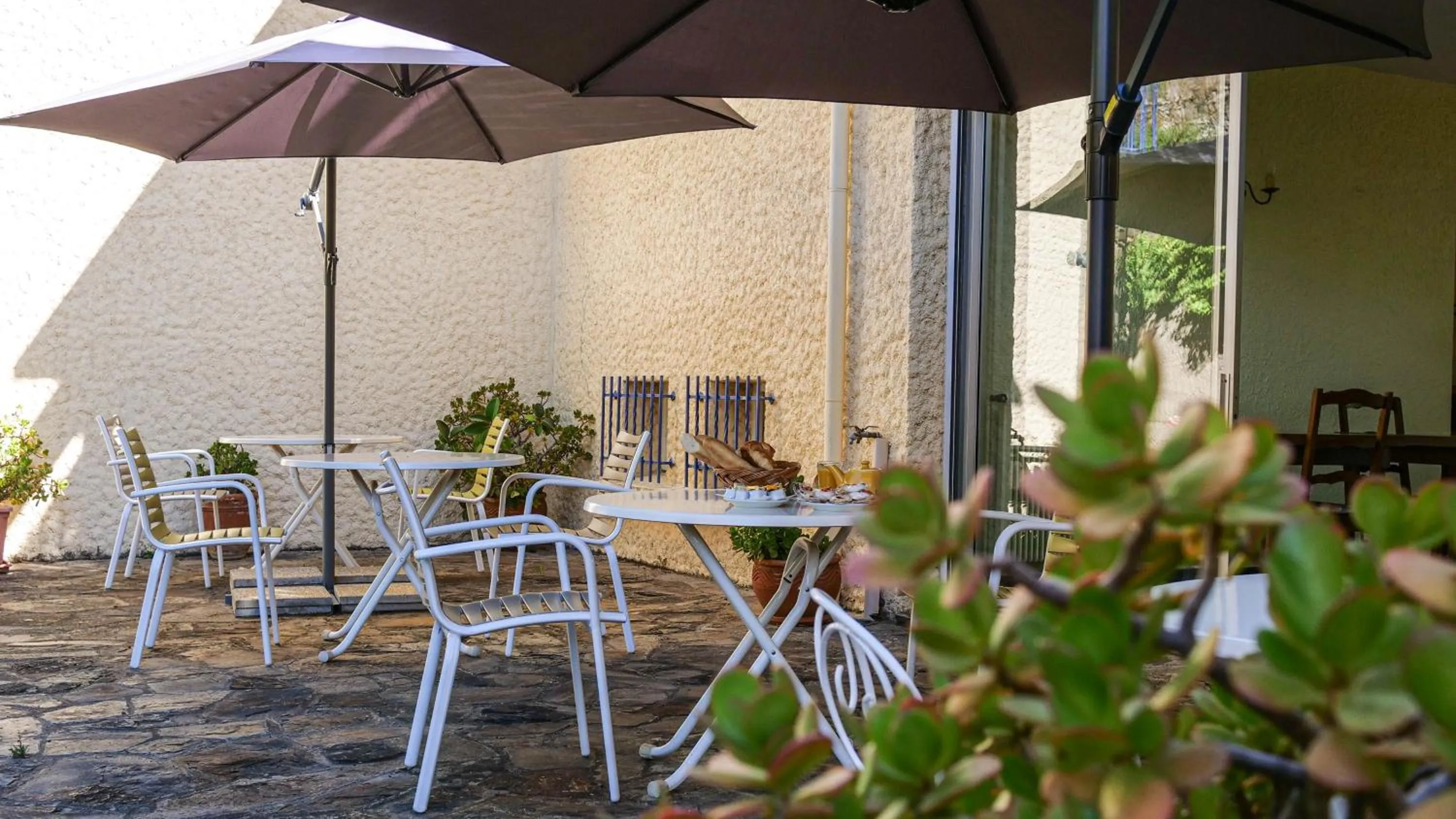 Patio in Hôtel AMBEILLE