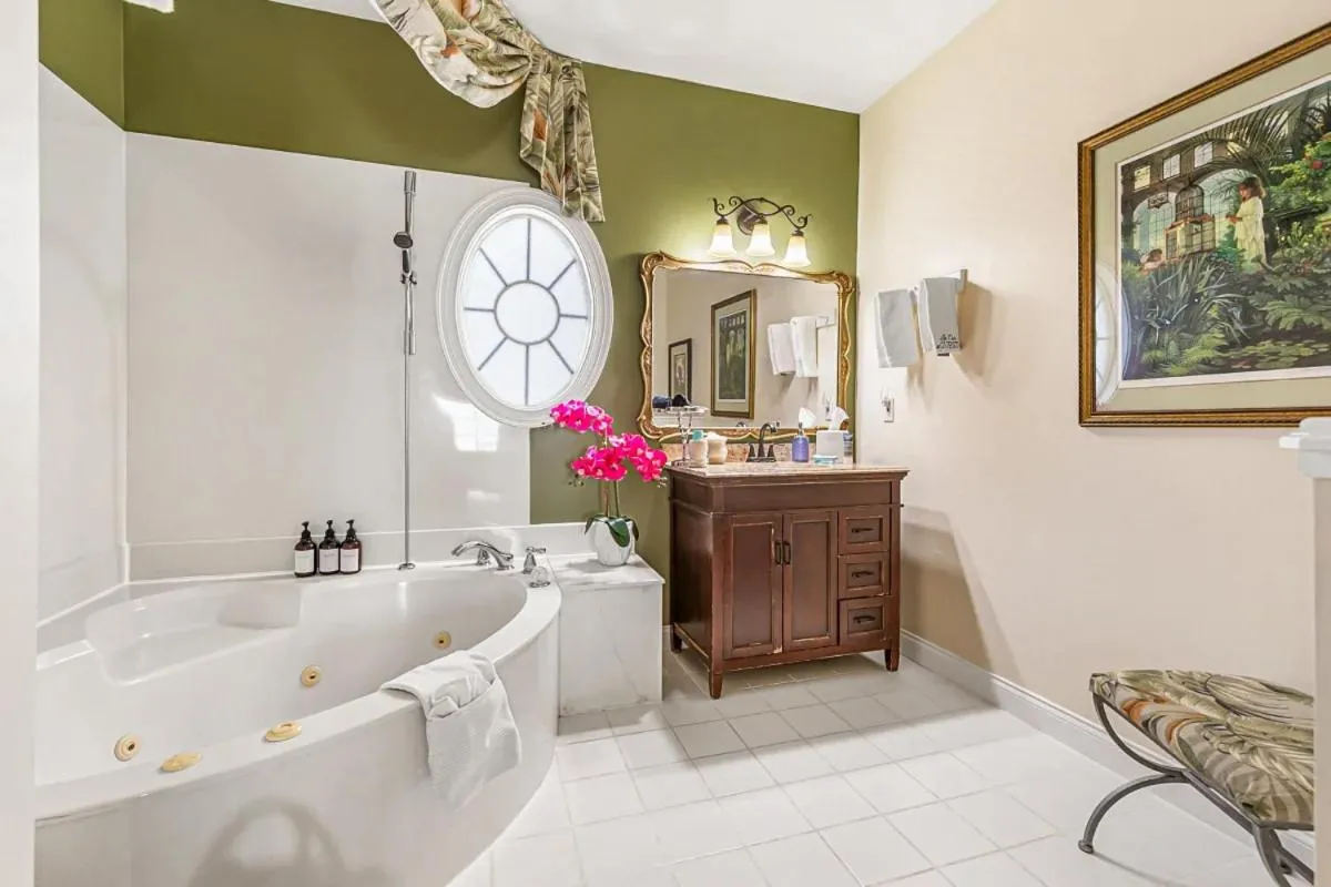 Bath in Windemere Inn by the Sea