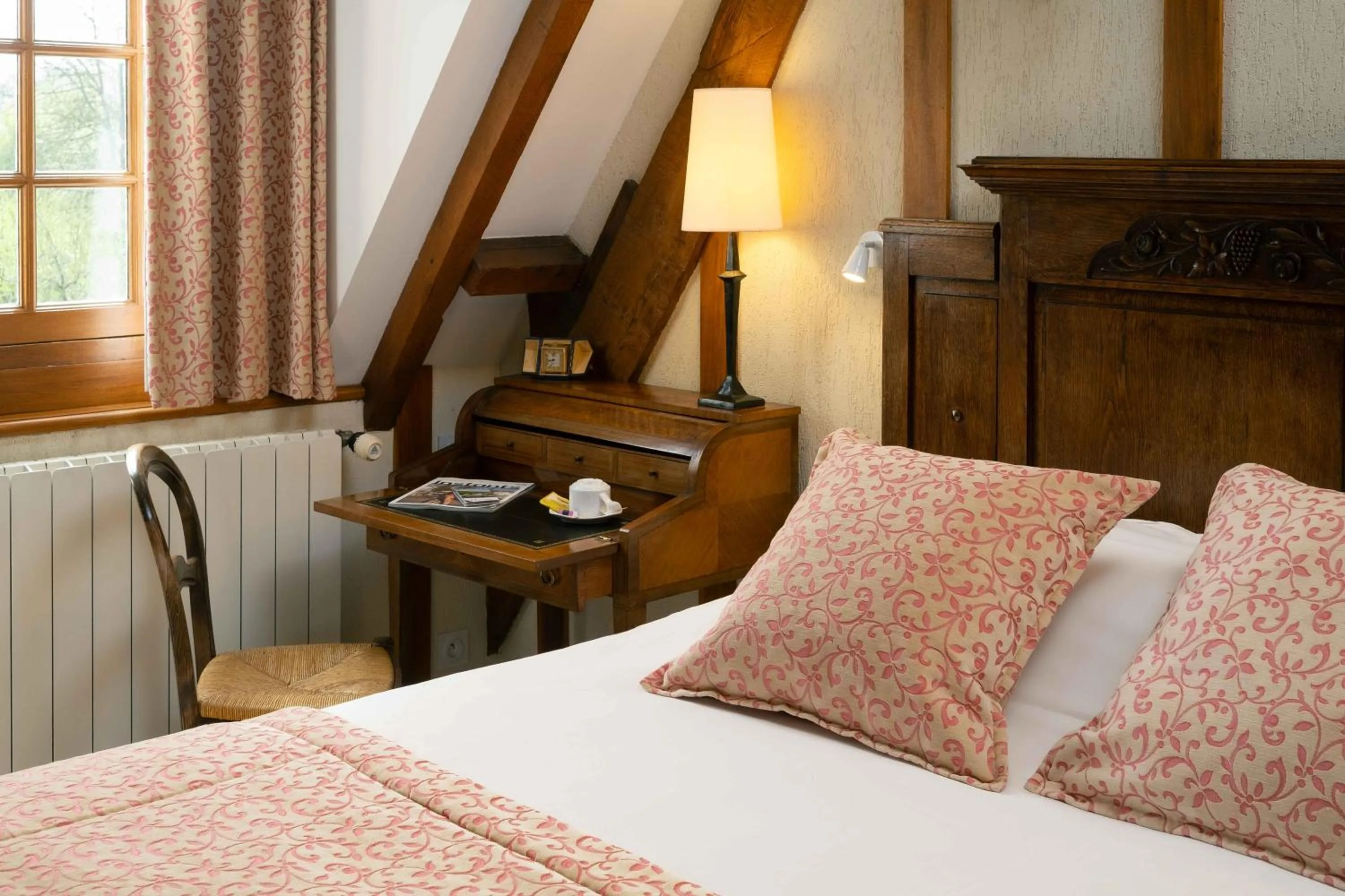 Bed in Hôtel Le Manoir De Mathan Crépon à la campagne 5 mn d'Arromanches et 10 mn de Bayeux