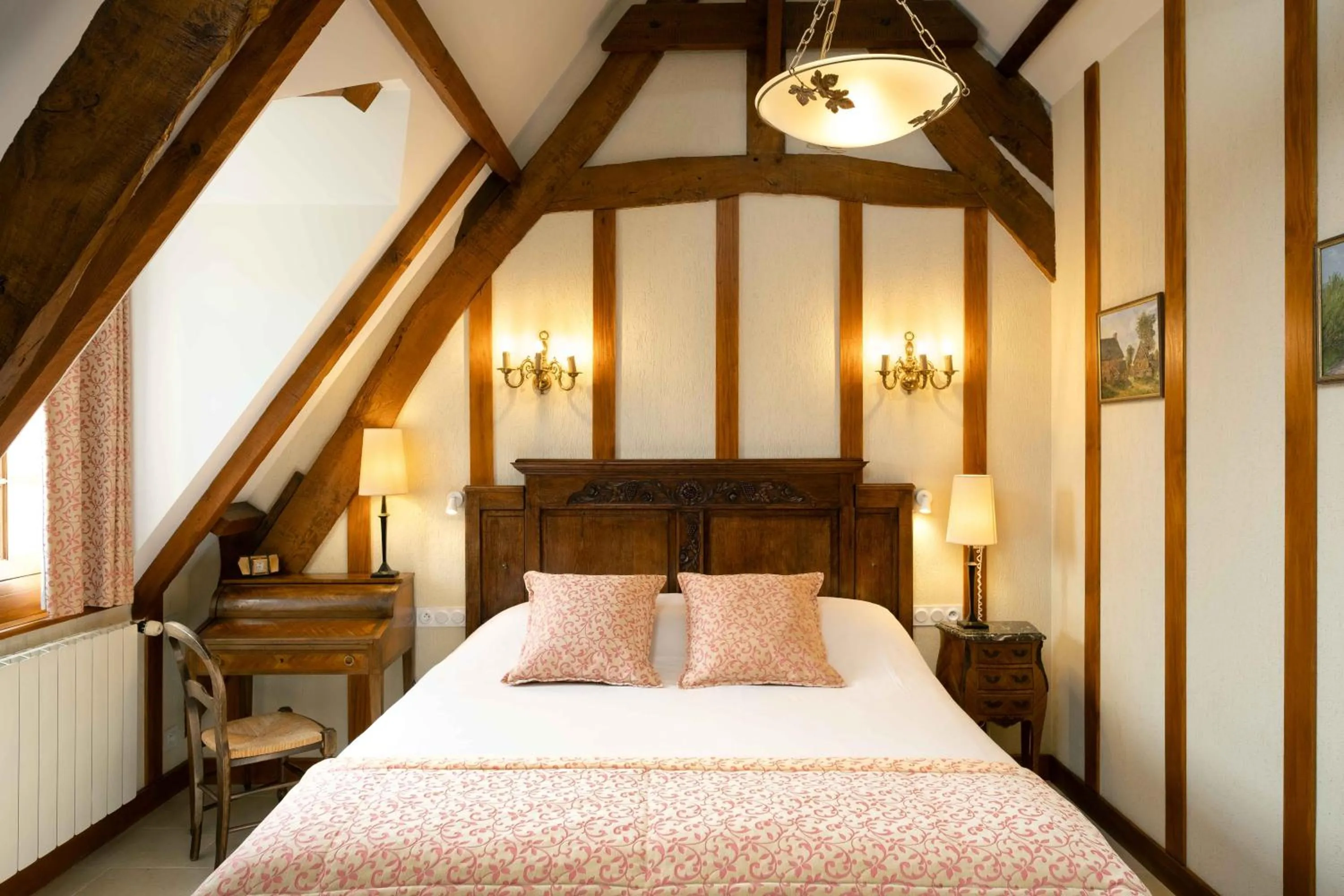 Bed in Hôtel Le Manoir De Mathan Crépon à la campagne 5 mn d'Arromanches et 10 mn de Bayeux