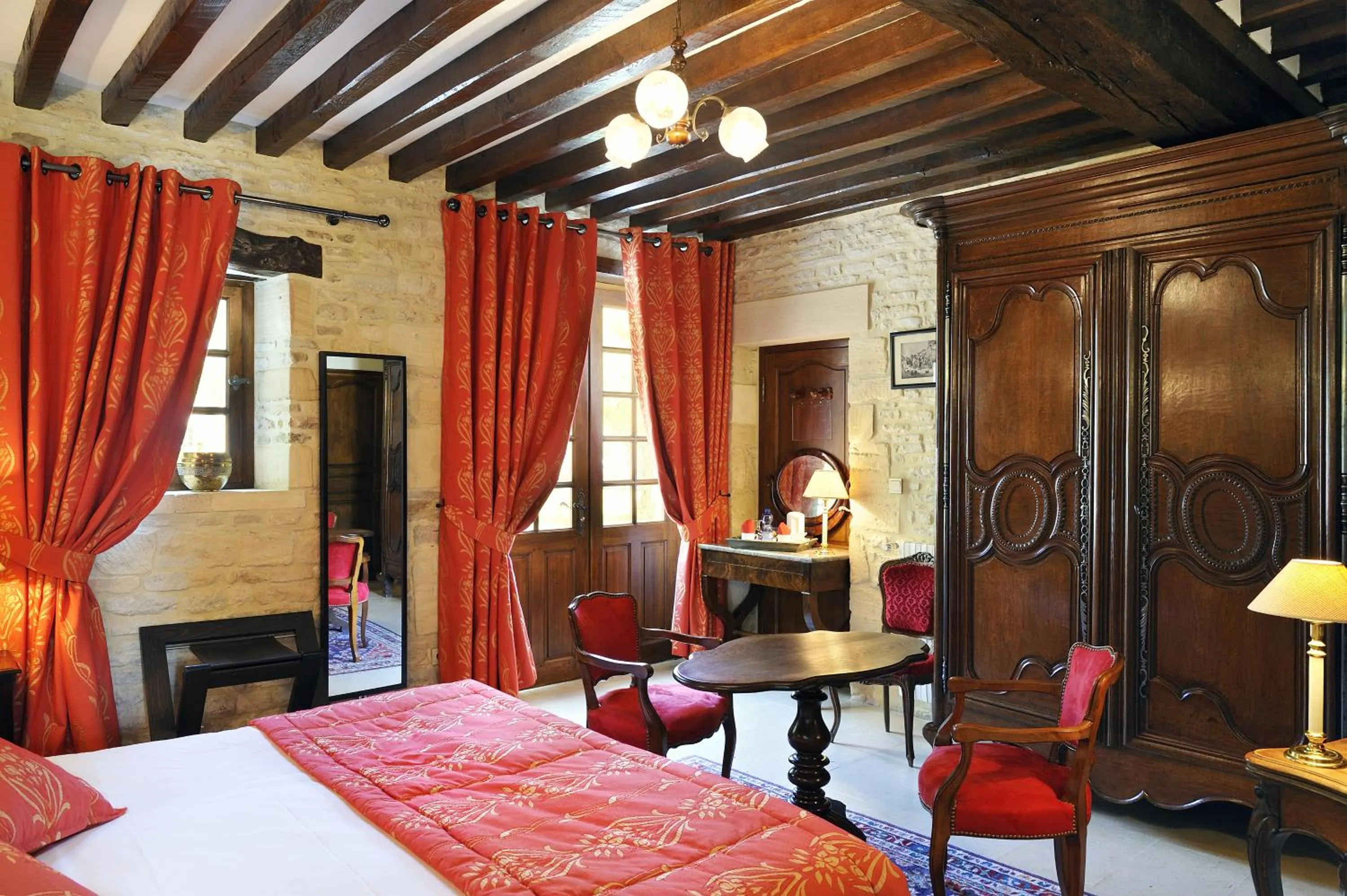 Bedroom, Bed in Hôtel Le Manoir De Mathan Crépon à la campagne 5 mn d'Arromanches et 10 mn de Bayeux