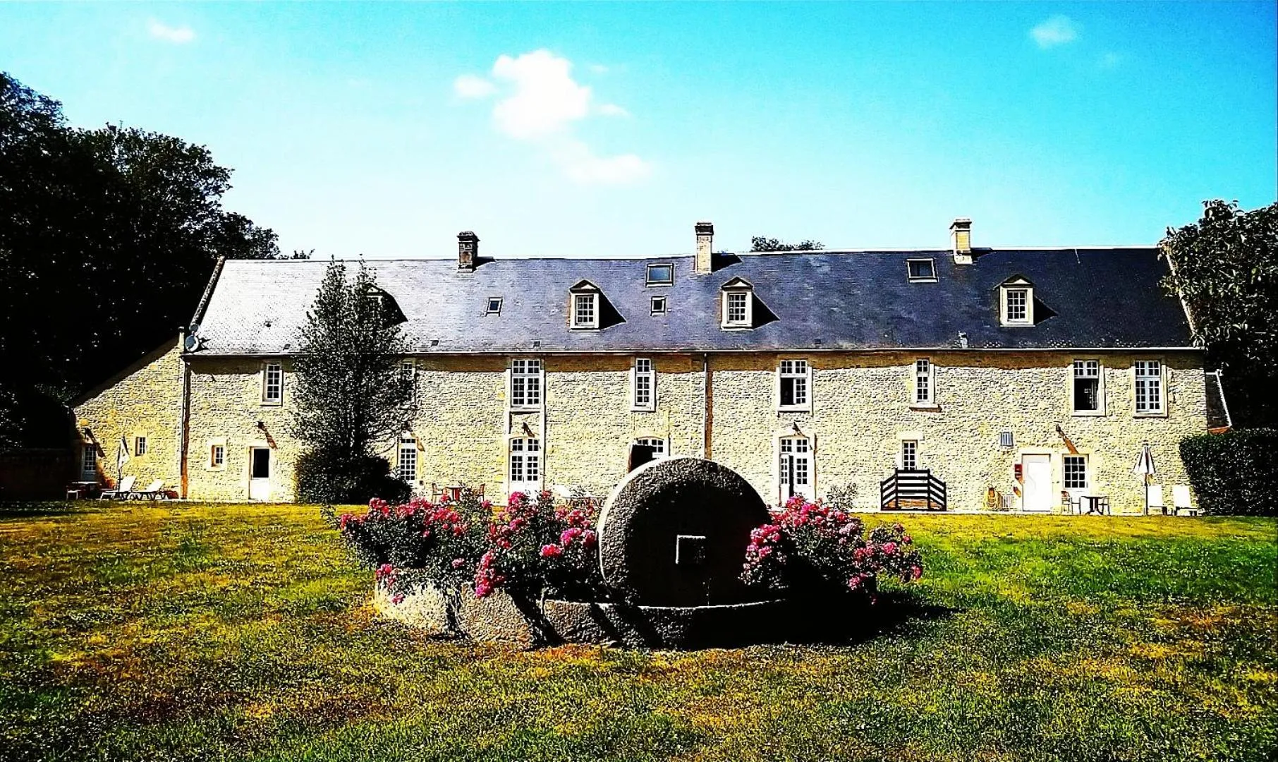 Garden in Hôtel Le Manoir De Mathan Crépon à la campagne 5 mn d'Arromanches et 10 mn de Bayeux