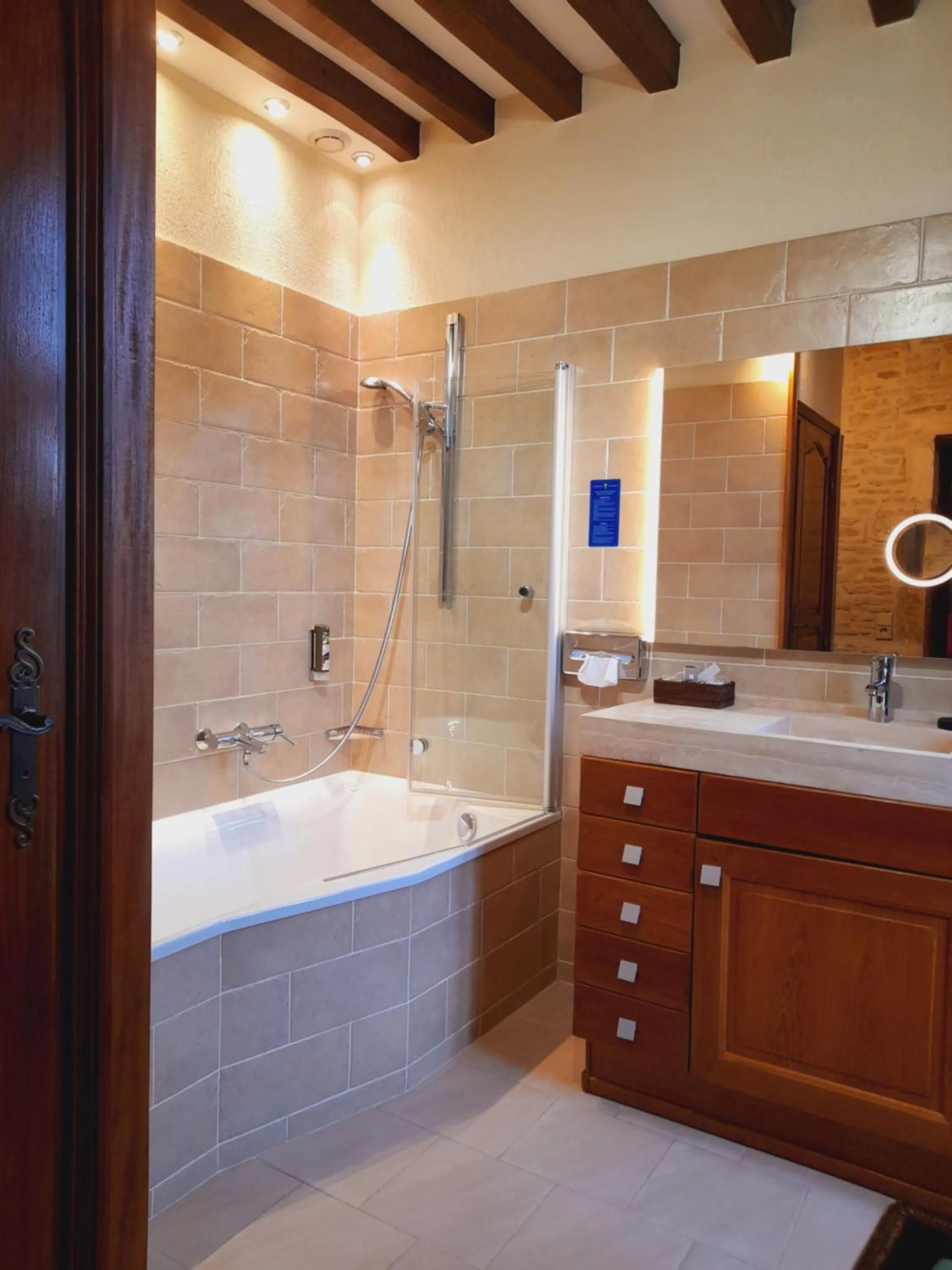 Bathroom in Hôtel Le Manoir De Mathan Crépon à la campagne 5 mn d'Arromanches et 10 mn de Bayeux