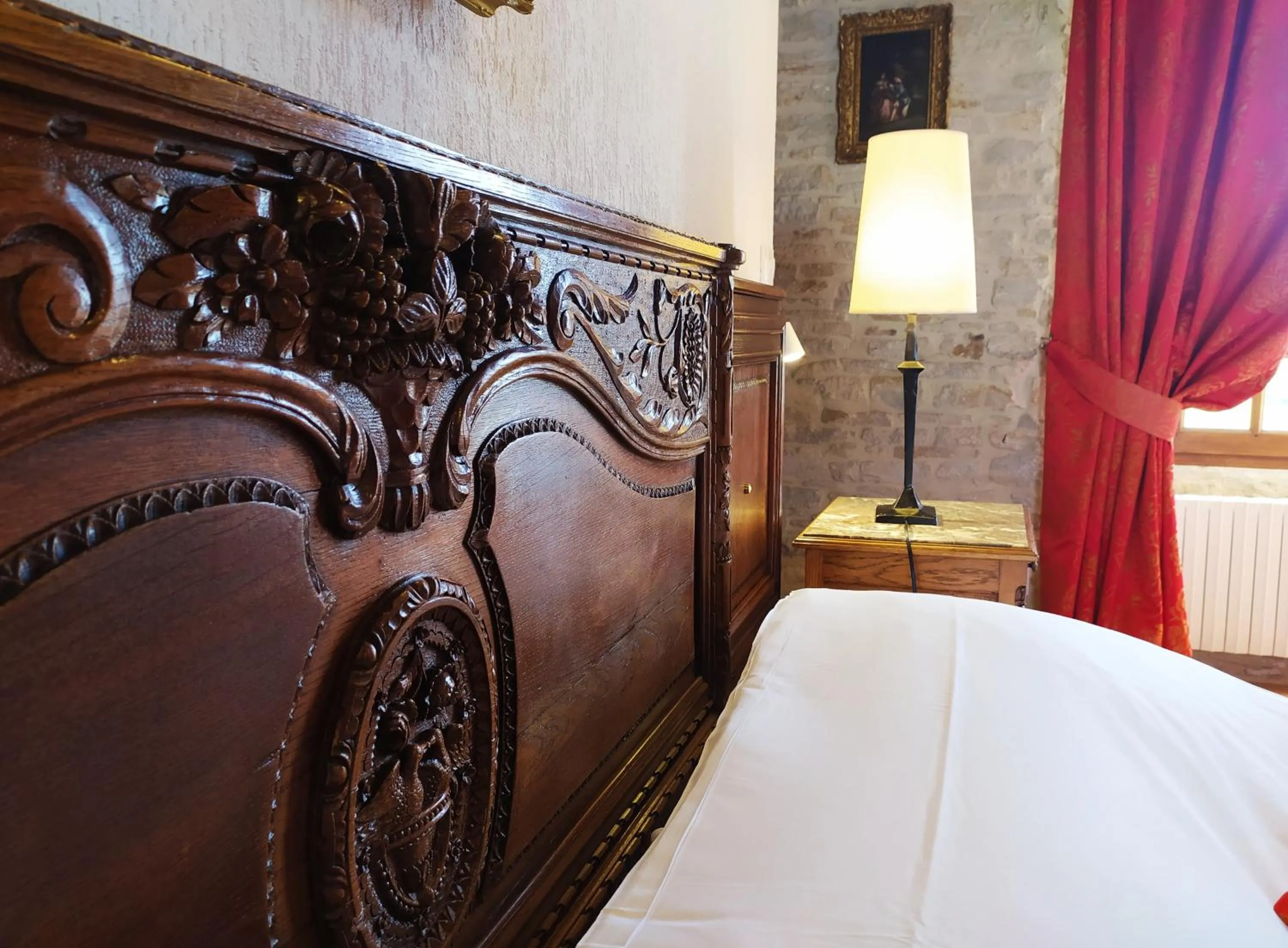 Bedroom, Bed in Hôtel Le Manoir De Mathan Crépon à la campagne 5 mn d'Arromanches et 10 mn de Bayeux