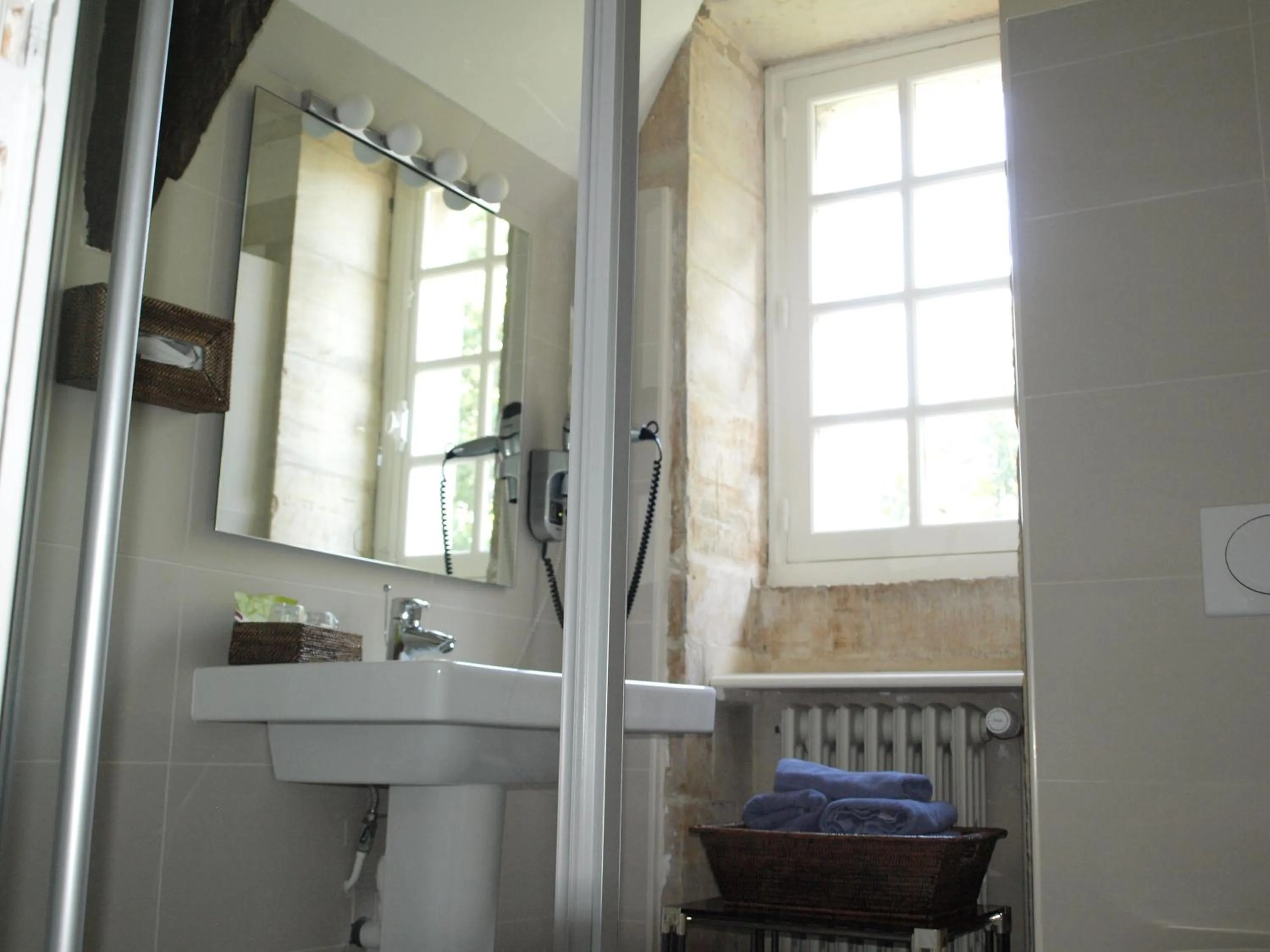 Shower in Hôtel Le Manoir De Mathan Crépon à la campagne 5 mn d'Arromanches et 10 mn de Bayeux