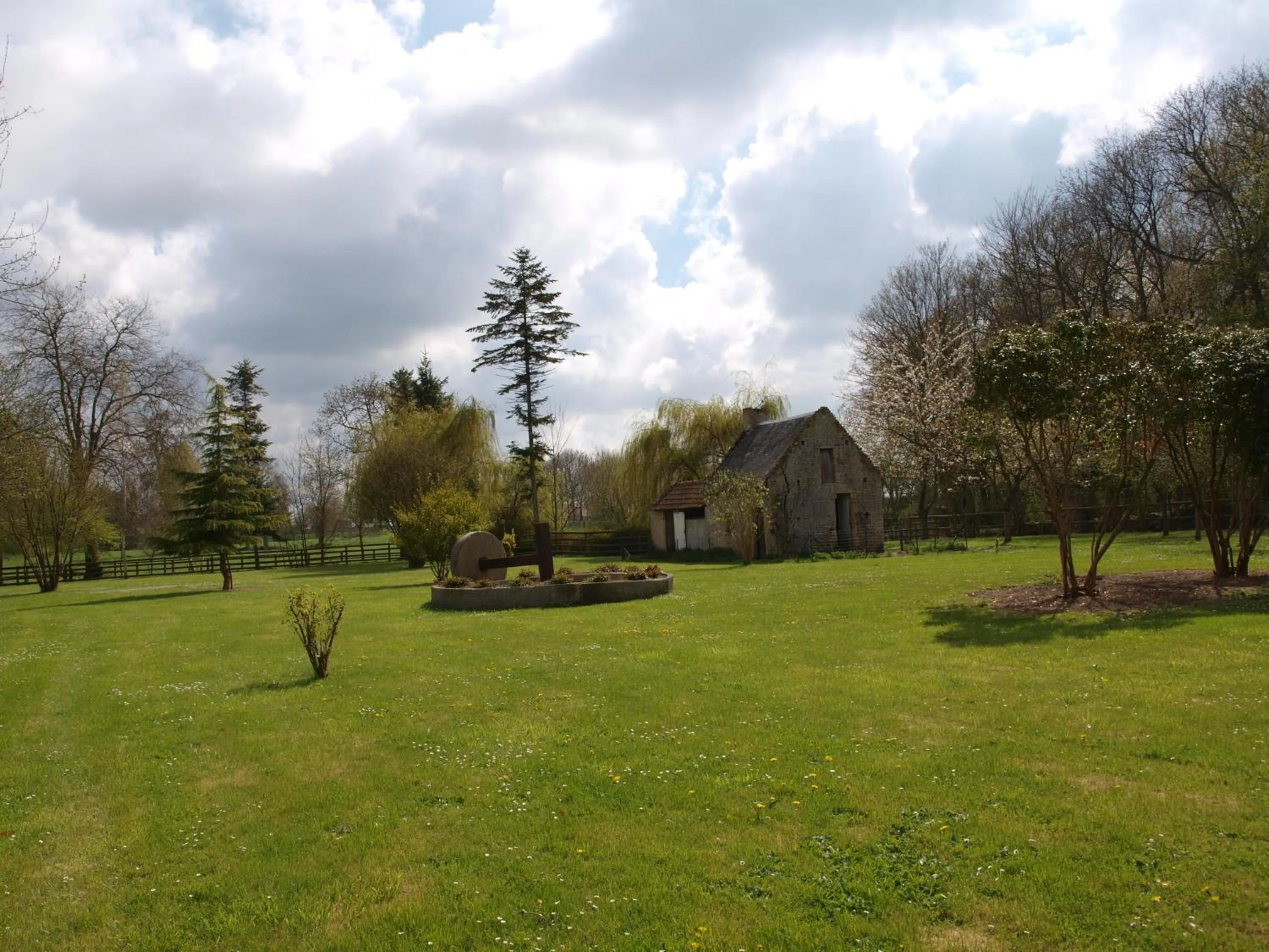 Garden in Hôtel Le Manoir De Mathan Crépon à la campagne 5 mn d'Arromanches et 10 mn de Bayeux