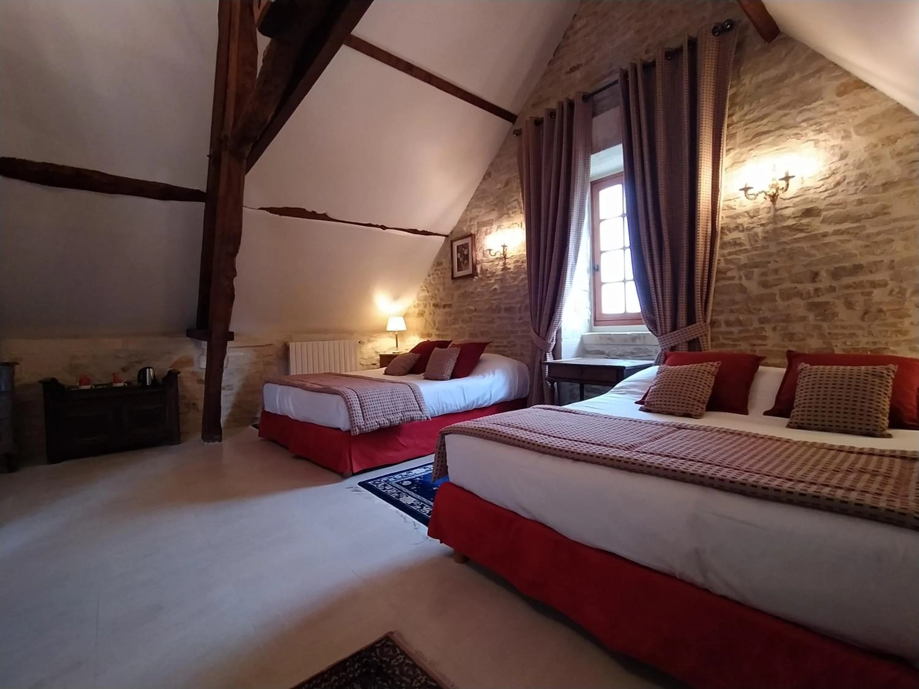 Bed in Hôtel Le Manoir De Mathan Crépon à la campagne 5 mn d'Arromanches et 10 mn de Bayeux