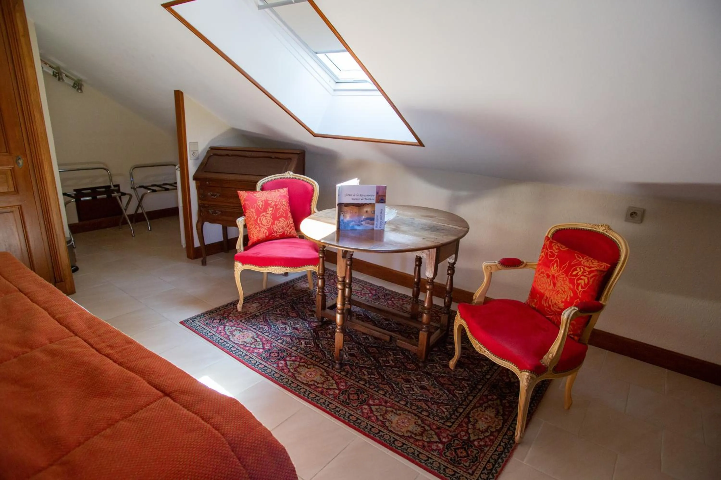 Seating area, Bed in Hôtel Le Manoir De Mathan Crépon à la campagne 5 mn d'Arromanches et 10 mn de Bayeux