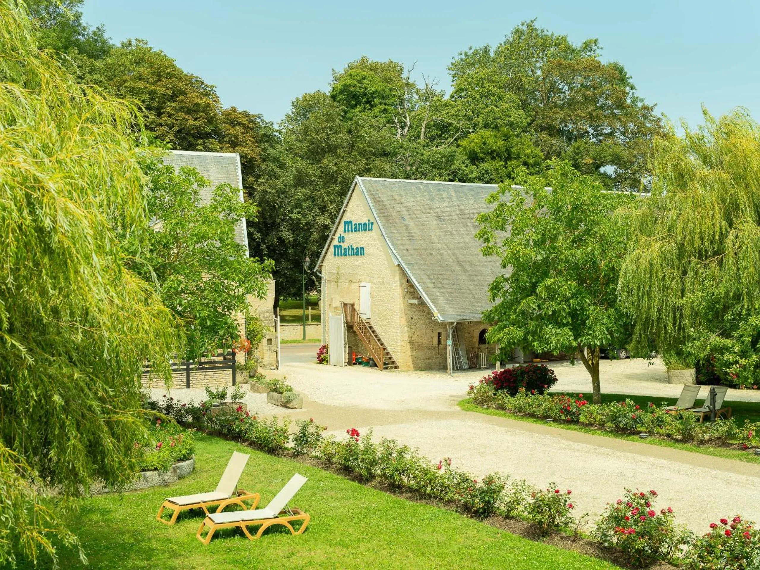 Property building in Hôtel Le Manoir De Mathan Crépon à la campagne 5 mn d'Arromanches et 10 mn de Bayeux