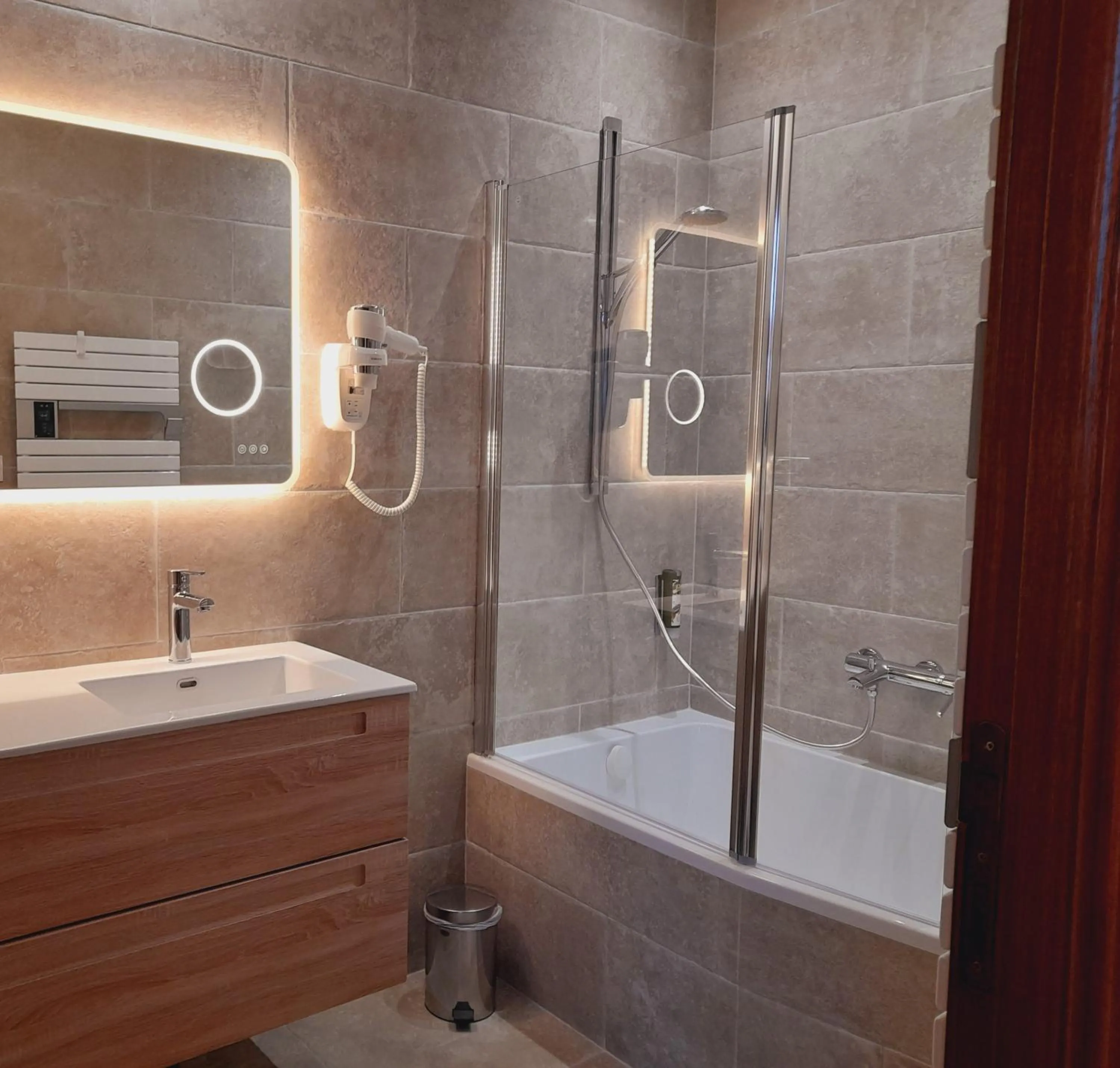 Bathroom in Hôtel Le Manoir De Mathan Crépon à la campagne 5 mn d'Arromanches et 10 mn de Bayeux