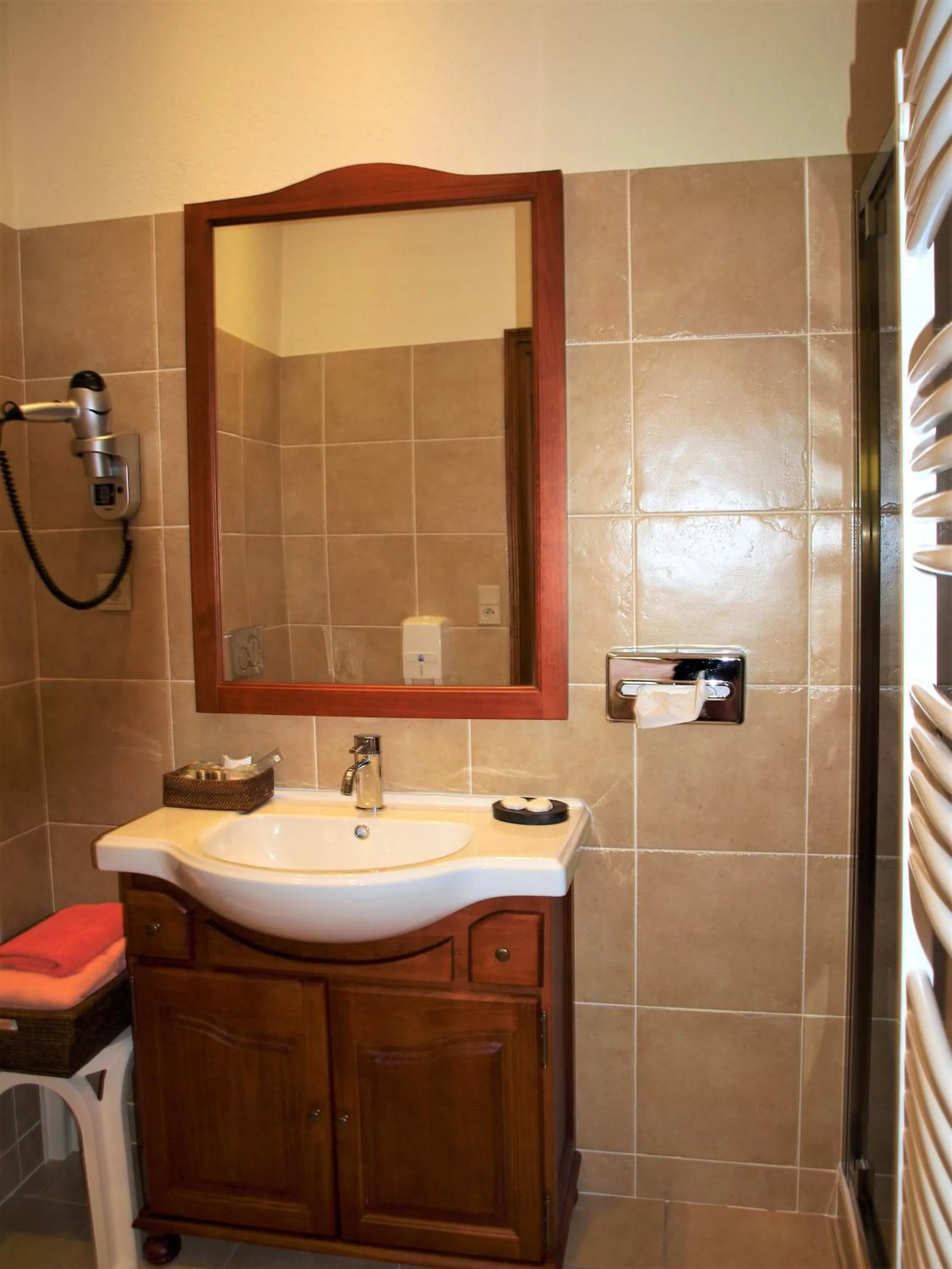 Bathroom in Hôtel Le Manoir De Mathan Crépon à la campagne 5 mn d'Arromanches et 10 mn de Bayeux