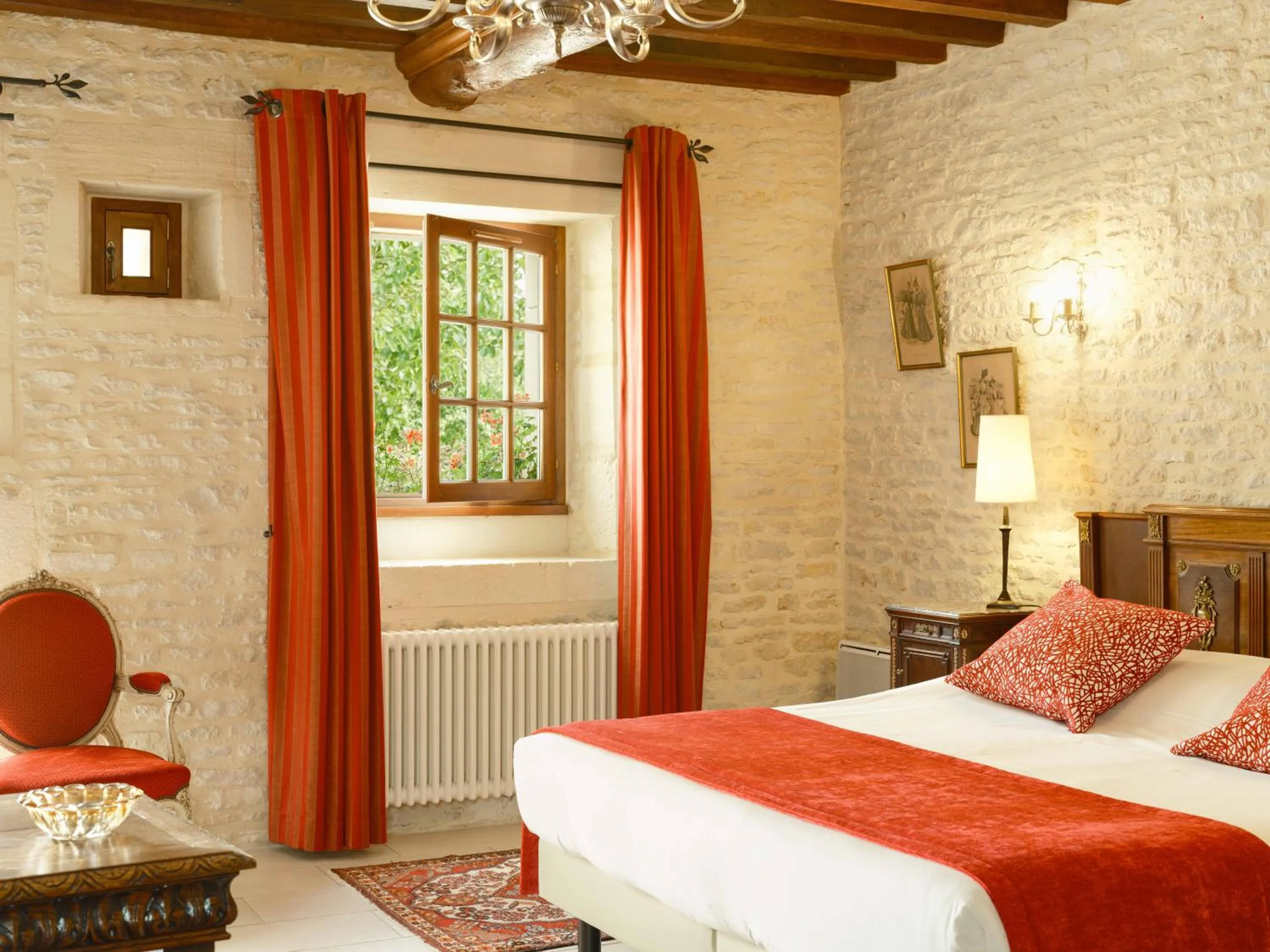 Bed in Hôtel Le Manoir De Mathan Crépon à la campagne 5 mn d'Arromanches et 10 mn de Bayeux