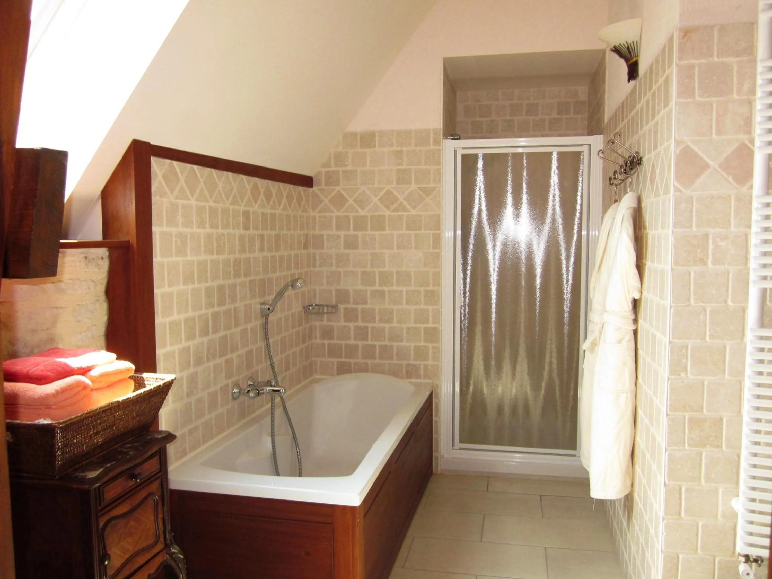 Bathroom in Hôtel Le Manoir De Mathan Crépon à la campagne 5 mn d'Arromanches et 10 mn de Bayeux