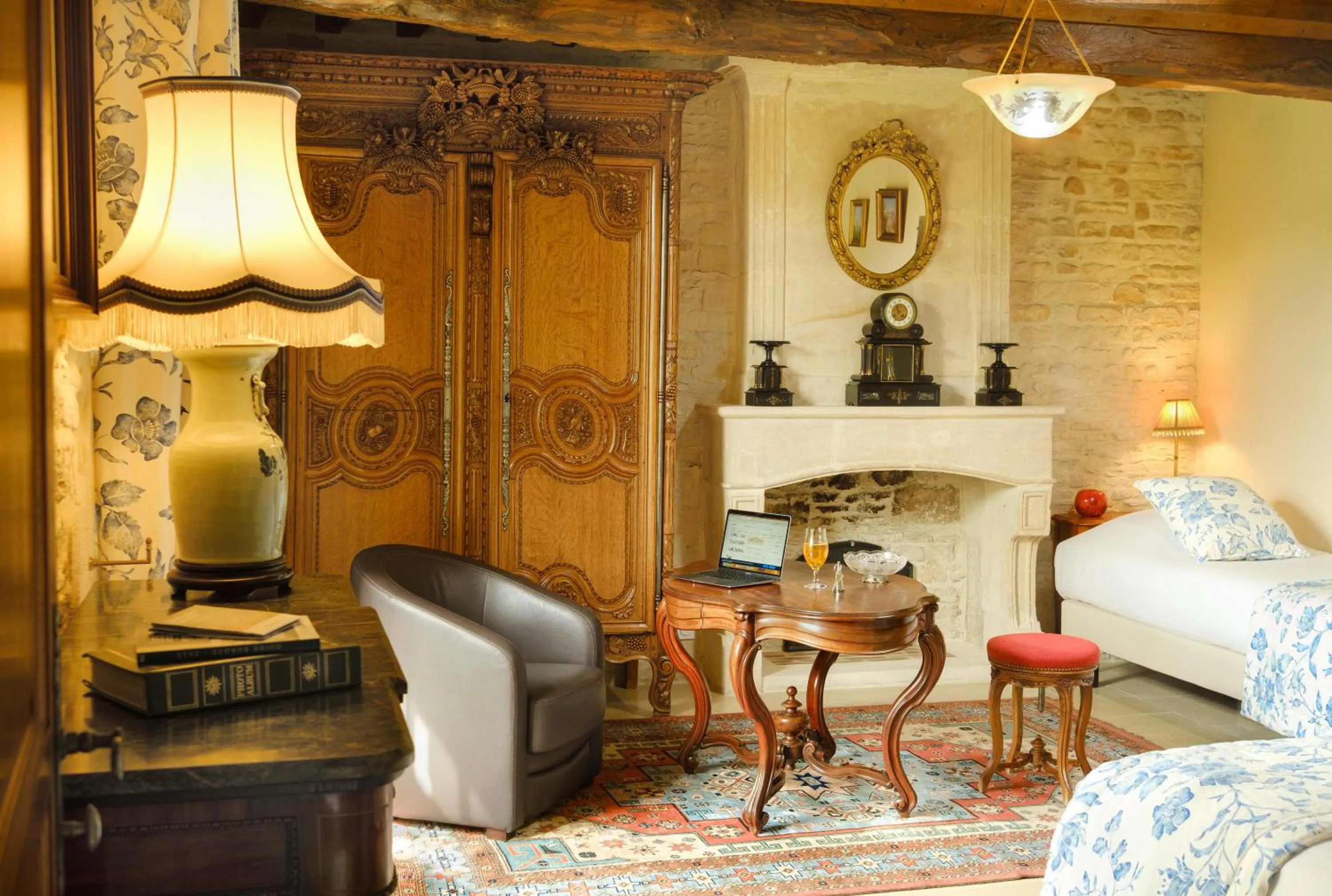 Photo of the whole room in Hôtel Le Manoir De Mathan Crépon à la campagne 5 mn d'Arromanches et 10 mn de Bayeux