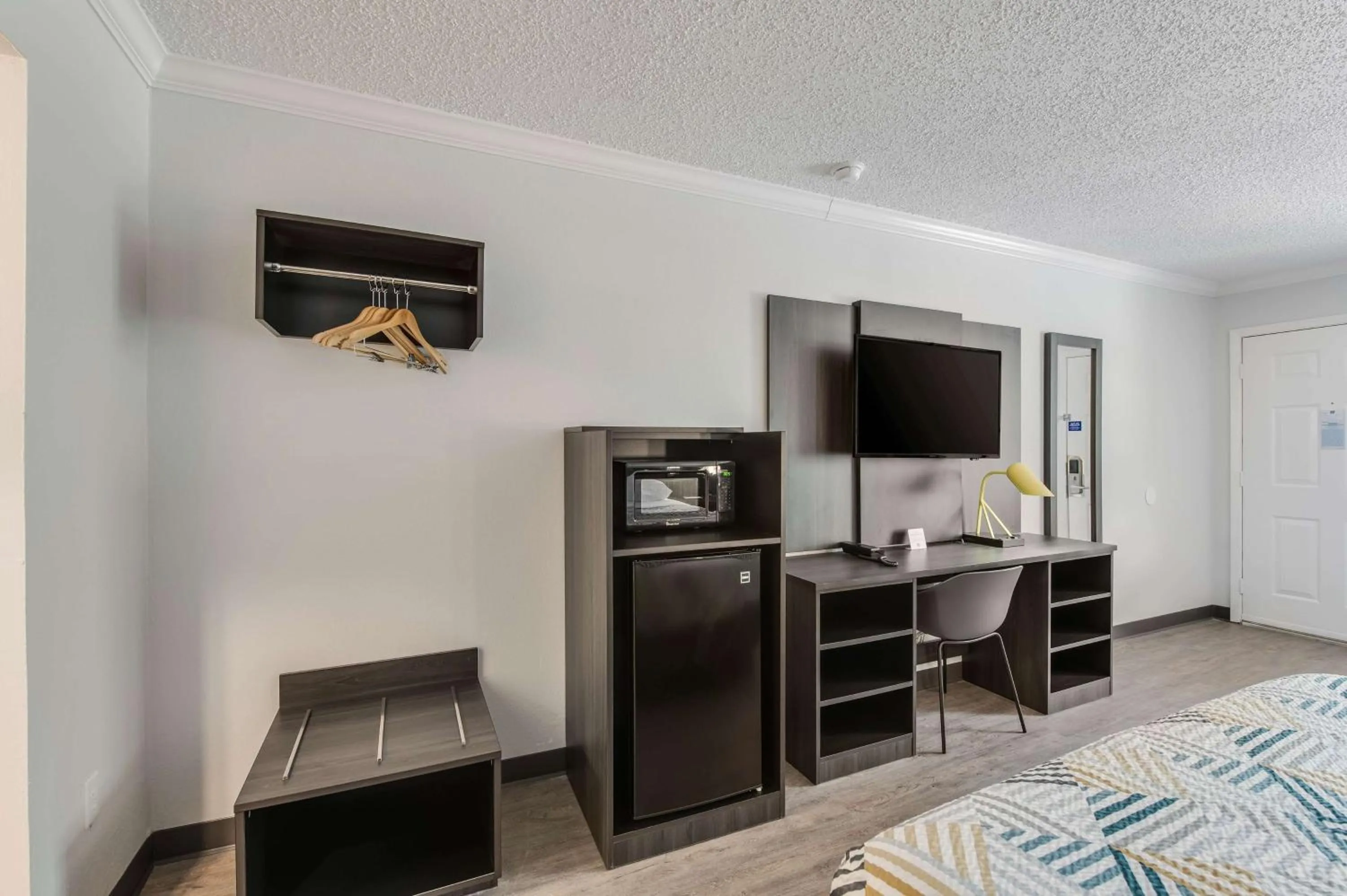 Photo of the whole room, Bed in Motel 6-Kilgore, TX